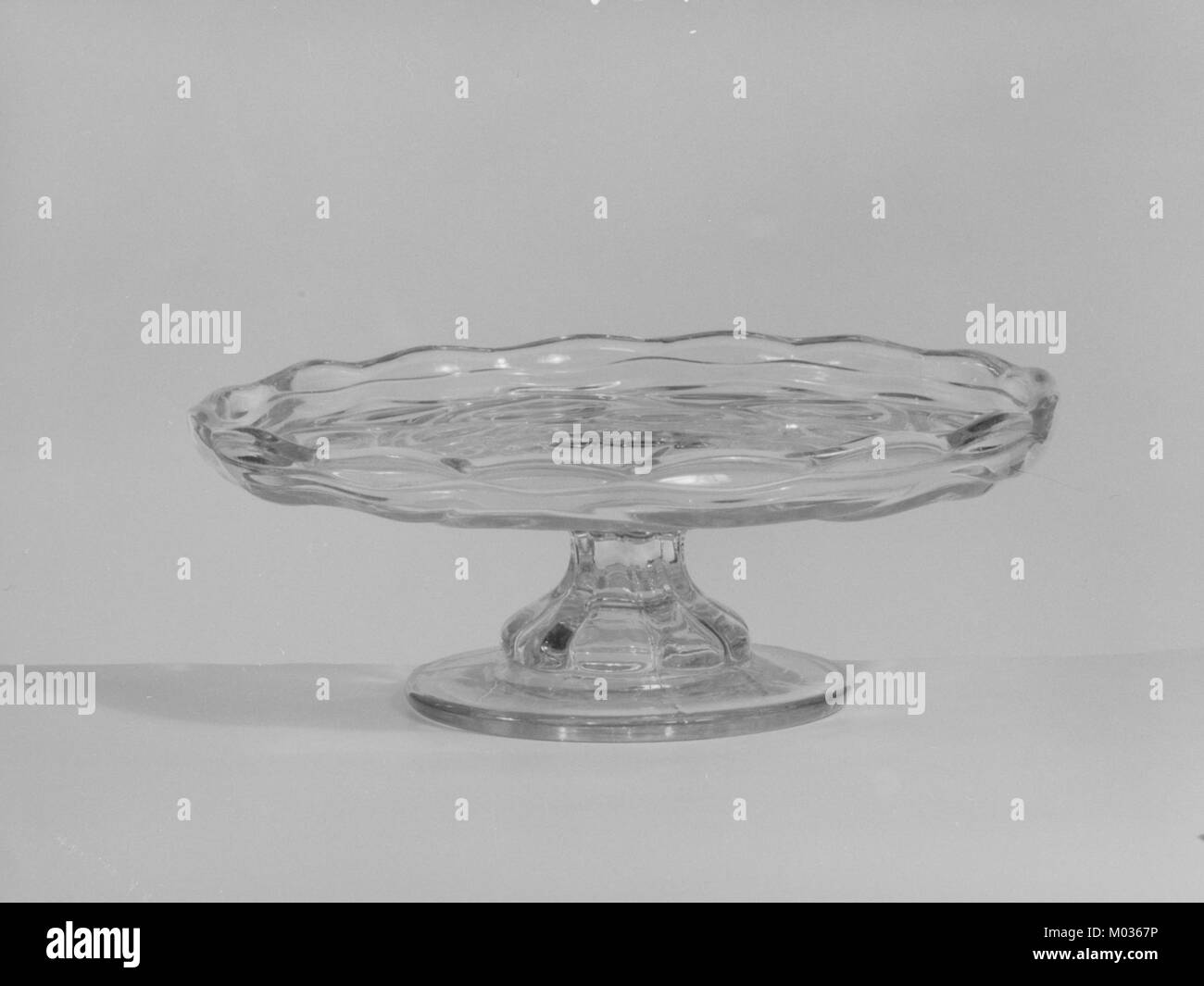 Il Cake Plate MET 174199 è un raffinato pezzo decorativo ospitato nel Metropolitan Museum of Art Conosciuta per il suo complesso design e artigianato, rappresenta l'arte del periodo e funge da notevole esempio di stoviglie storiche. Foto Stock Il Cake Plate MET 174199 è un raffinato pezzo decorativo ospitato nel Metropolitan Museum of Art Conosciuta per il suo complesso design e artigianato, rappresenta l'arte del periodo e funge da notevole esempio di stoviglie storiche. Foto Stock