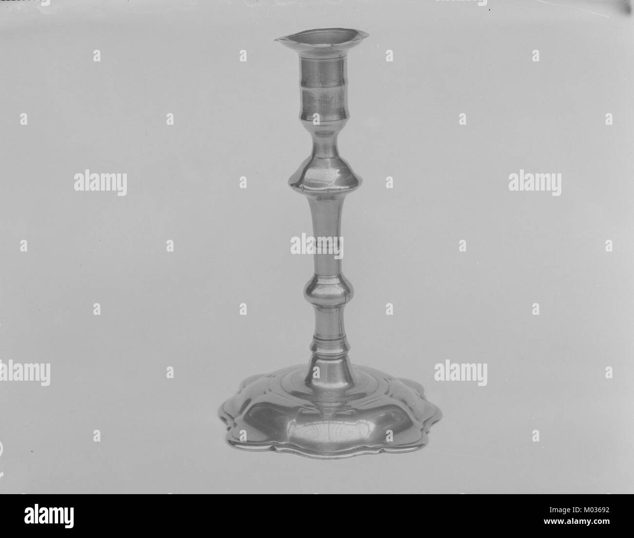 Questo candelabro, parte della collezione del Metropolitan Museum of Art, è un esempio di intricata maestria artigianale. Riflette l'estetica del design del suo periodo, spesso utilizzato in ambienti decorativi e come oggetti funzionali in case o spazi pubblici. Foto Stock