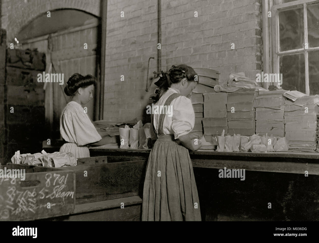 Seneca Glass Works, Morgantown, W. Va. ragazze confezionamento e imballaggio. Foto Stock