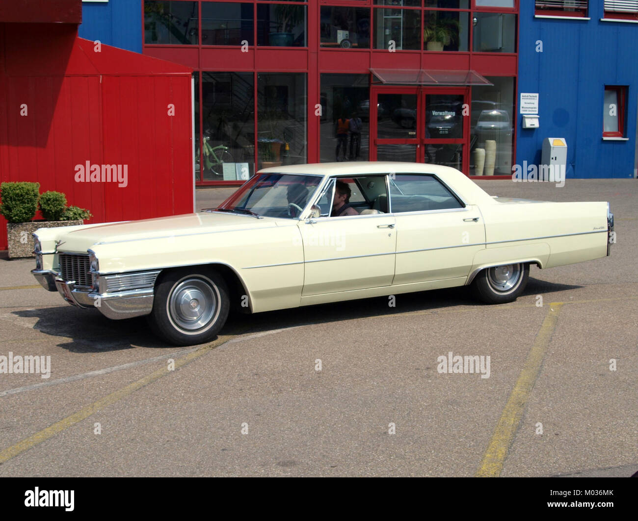 La Cadillac Sedan Deville del 1964, con un motore da 429 pollici cubici, è un'iconica auto di lusso nota per il suo design, le prestazioni e l'influenza sulla storia automobilistica americana. Foto Stock