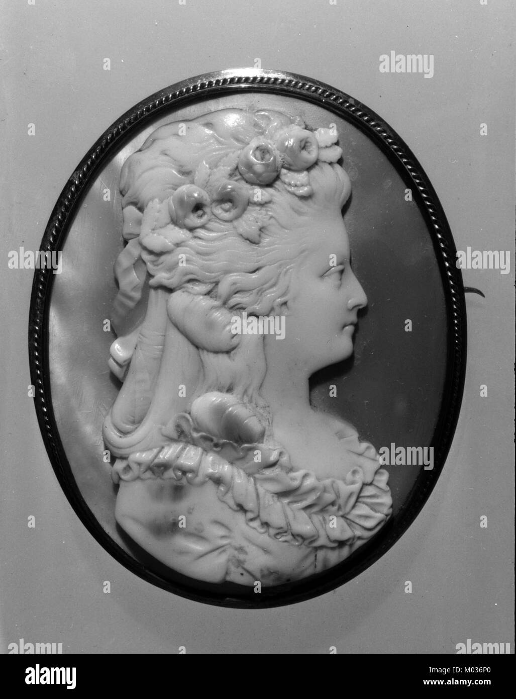 Questo ritratto cameo raffigura Martha Washington, la First Lady degli Stati Uniti. Si tratta di un ritratto in miniatura finemente realizzato che riflette l'arte del tempo e il suo ruolo significativo nella storia americana. Foto Stock