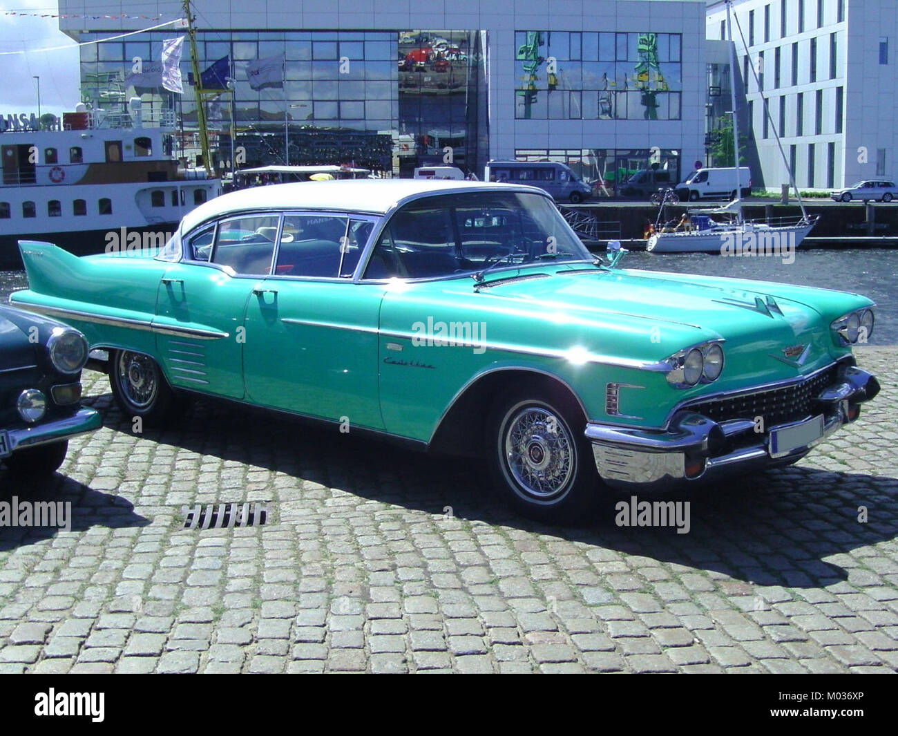 La Cadillac Sedan DeVille è un modello di auto di lusso americano prodotto dalla Cadillac. Conosciuta per il suo design elegante e il potente motore, rimane un'auto iconica degli anni '1960 e '1970 Foto Stock