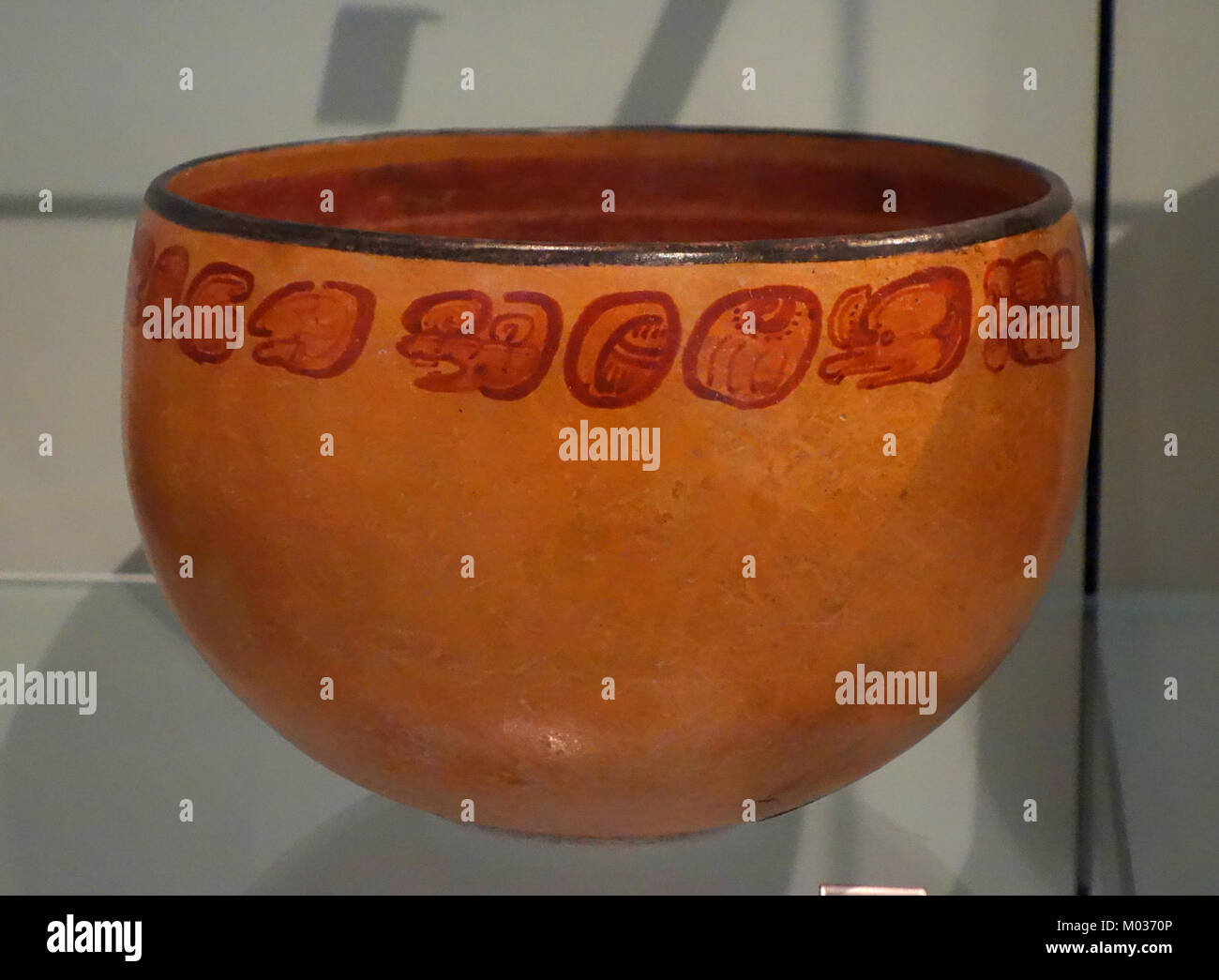 Ciotola di cacao in ceramica del periodo tardo classico Maya (600-900 d.C.), presentata al sovrano di Tikal per commemorare una vittoria militare, ora ospitata nel Royal Ontario Museum. Foto Stock