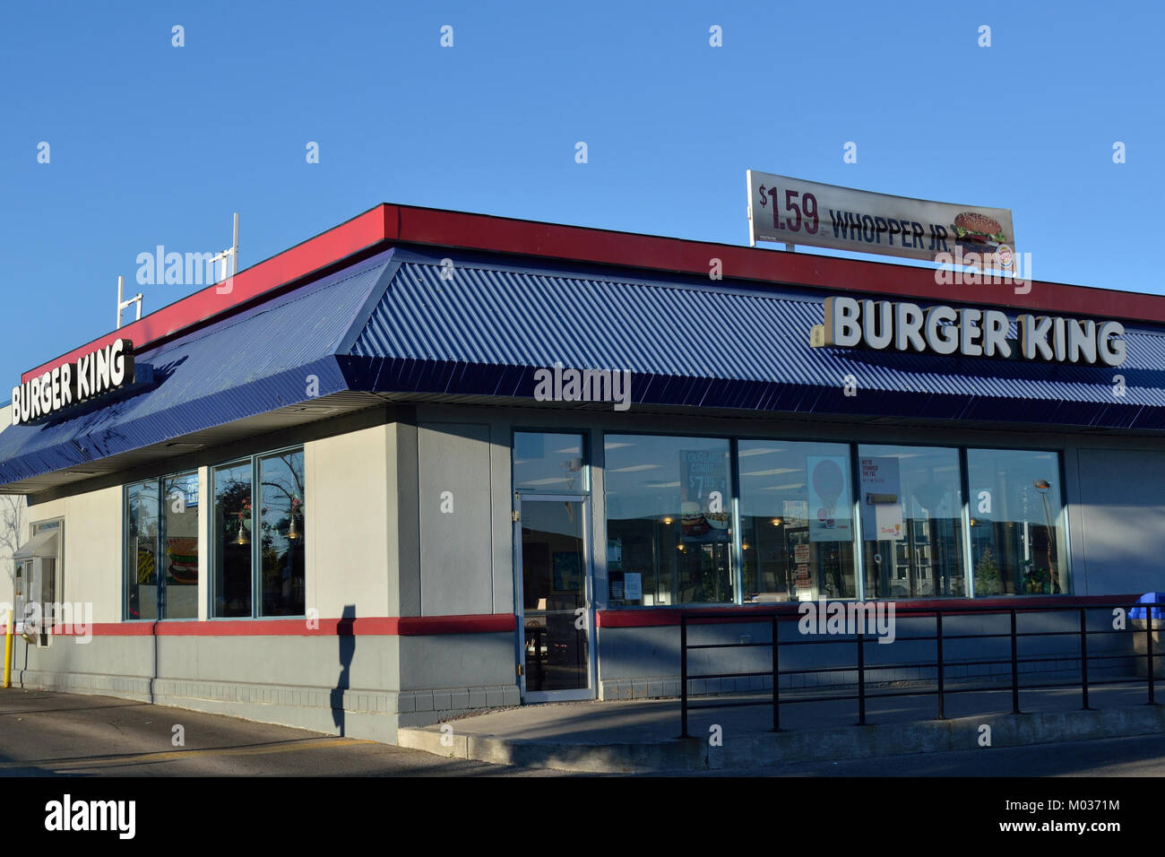 Il ristorante Burger King, situato a Yonge e Bernard in Canada, serve fast food, tra cui hamburger, patatine fritte e altri pasti veloci. Fa parte della catena globale Burger King, nota per i suoi caratteristici hamburger alla griglia. Foto Stock
