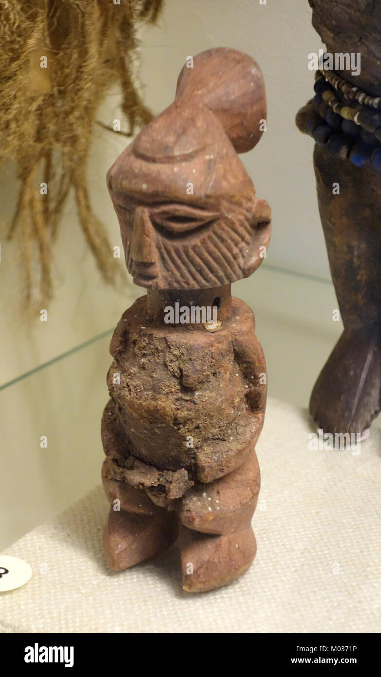 Questo manufatto del Museo reale dell'Africa centrale mostra una tradizionale maschera Buti del Congo. La maschera fa parte della vasta collezione del museo di arte centrafricana, mettendo in risalto le tradizioni culturali e l'artigianato. Foto Stock