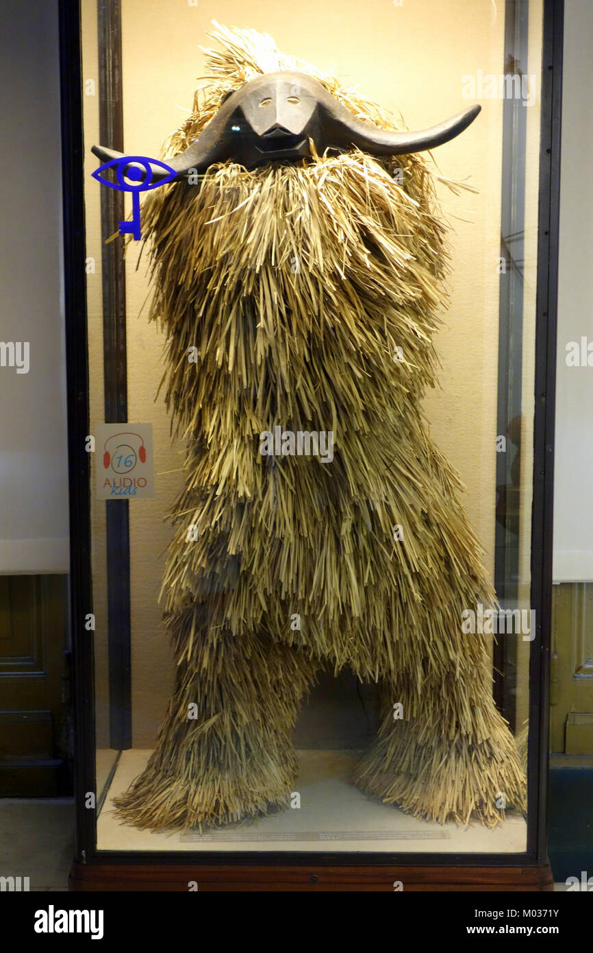 La maschera e il costume di Buffalo della cultura Tabwa, ospitati presso il Royal Museum for Central Africa, sono un importante manufatto culturale. Questo pezzo cerimoniale rappresenta l'arte tradizionale del Tabwa, utilizzata nei rituali e nelle cerimonie per simboleggiare la forza e il potere. La maschera e il costume mostrano l'intricata maestria artigianale e il simbolismo culturale del popolo Tabwa. Foto Stock