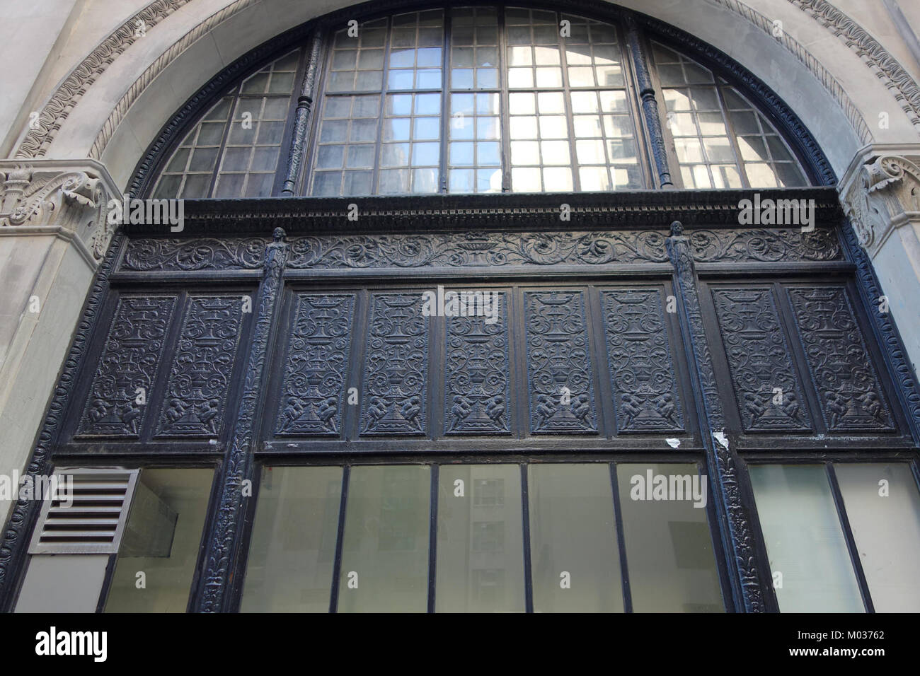 La Brooklyn Friends School è una scuola privata di Brooklyn, New York, nota per il suo rigore accademico e l'impegno nei confronti dei valori della comunità. L'immagine cattura un momento nel campus, mostrando l'ambiente storico e vivace della scuola. Foto Stock