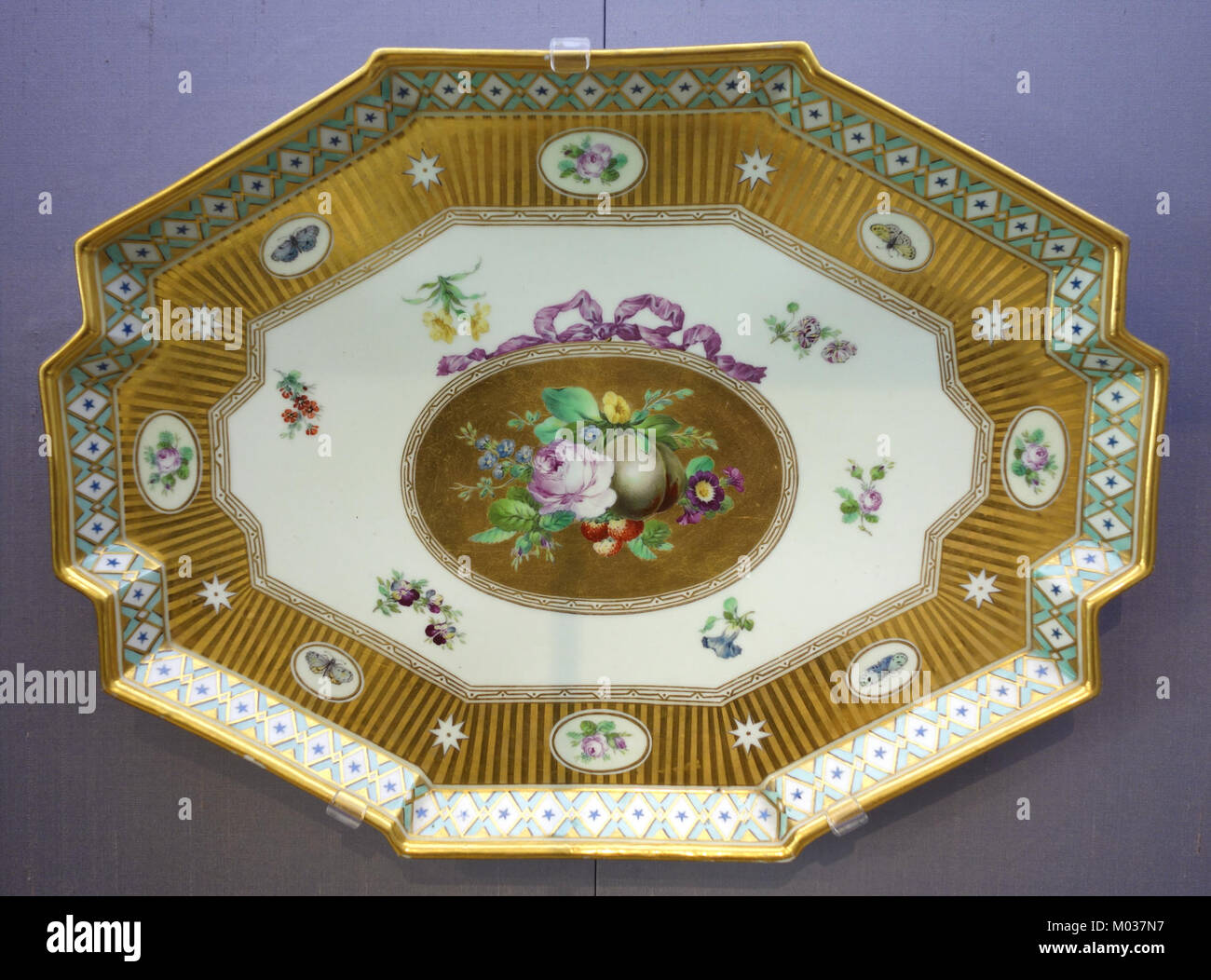 Questo set per la colazione, caratterizzato da bordi dorati e motivi di frutta, è stato prodotto dalla Royal Copenhagen Factory in Danimarca intorno al 1785-1790. È realizzato in porcellana dura e fa parte della collezione California Palace of the Legion of Honor. Foto Stock Questo set per la colazione, caratterizzato da bordi dorati e motivi di frutta, è stato prodotto dalla Royal Copenhagen Factory in Danimarca intorno al 1785-1790. È realizzato in porcellana dura e fa parte della collezione California Palace of the Legion of Honor. Foto Stock