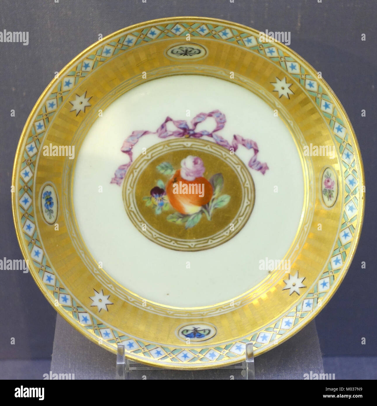 Questo set per la colazione, realizzato presso la Royal Copenhagen Factory tra il 1785 e il 1790, presenta bordi dorati e disegni di frutta su porcellana a pasta dura. E' un esempio di artigianato e design di fine XVIII secolo. Foto Stock Questo set per la colazione, realizzato presso la Royal Copenhagen Factory tra il 1785 e il 1790, presenta bordi dorati e disegni di frutta su porcellana a pasta dura. E' un esempio di artigianato e design di fine XVIII secolo. Foto Stock