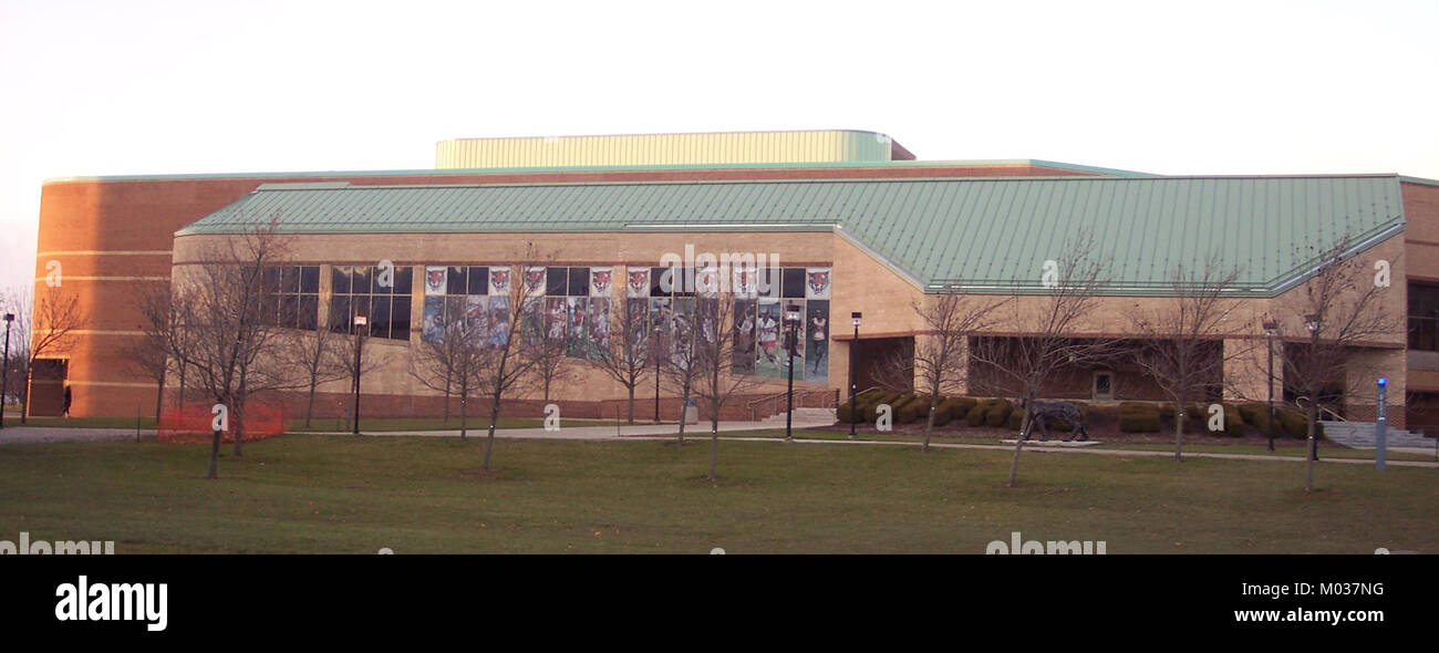La Buff State Arena è una struttura sportiva situata presso la State University of New York a Buffalo. Viene utilizzato per vari eventi sportivi, tra cui il basket e l'hockey su ghiaccio, ed è sede delle squadre atletiche dell'università. L'arena è una parte fondamentale dell'infrastruttura sportiva del campus ed è un luogo importante per studenti, atleti e spettatori. Foto Stock