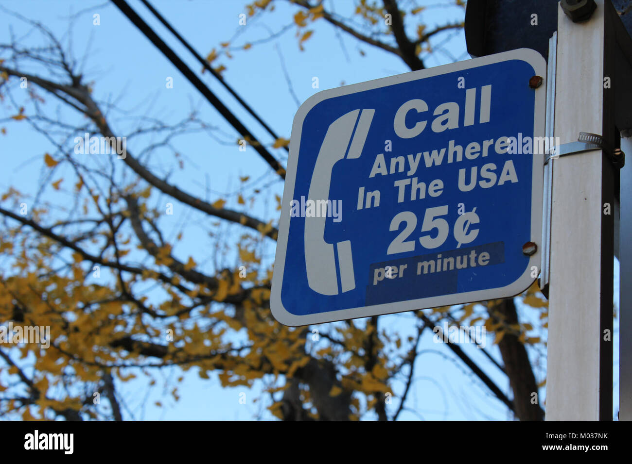 "Call for 25 Cents" è stato uno slogan pubblicitario popolare usato all'inizio del XX secolo, promuovendo una varietà di servizi tra cui telefonate e comunicazioni. Questa frase è diventata parte della cultura americana durante un periodo in cui le chiamate a lunga distanza erano costose. Foto Stock