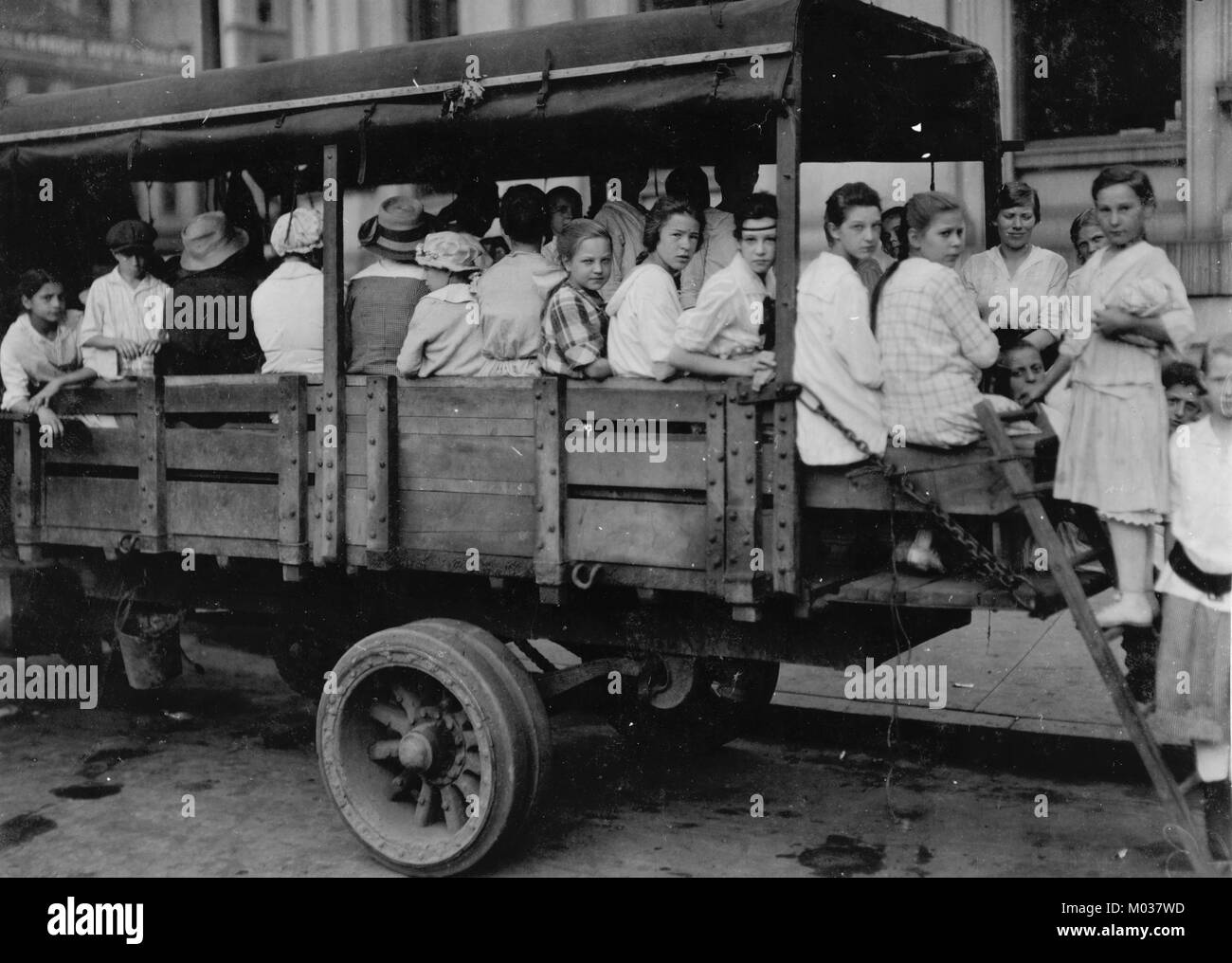 6:00 a Post Office Square. Carrello carico di tabacco i lavoratori legati per American Sumatra fattoria di tabacco, Foto Stock