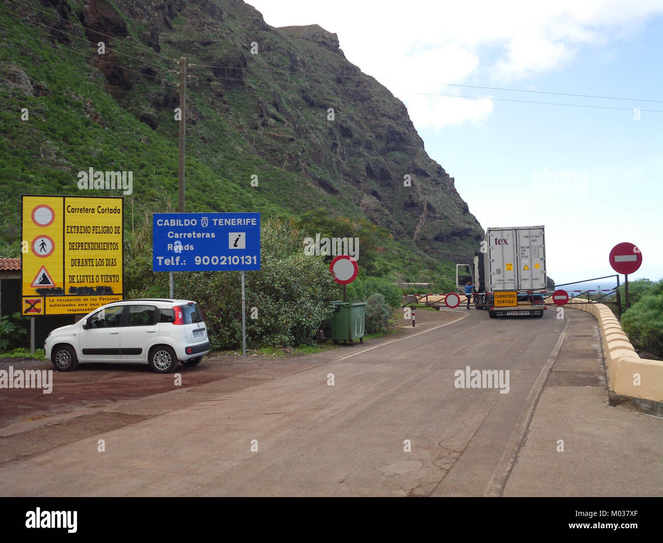 La chiusura della strada a Buenavista del Norte è un ostacolo temporaneo che interessa il trasporto nella zona, imposto per motivi di manutenzione o di sicurezza. Foto Stock