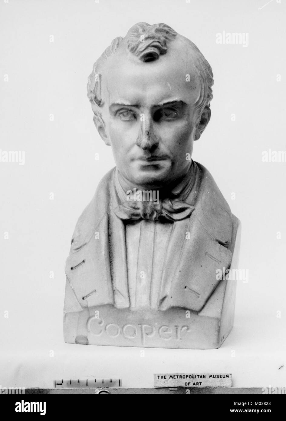 Questo busto di James Fenimore Cooper, creato nel XIX secolo, fa parte della collezione del Metropolitan Museum of Art (MET). Raffigura il famoso autore americano noto per opere come "l'ultimo dei Mohicani" e i suoi contributi alla letteratura americana. Foto Stock