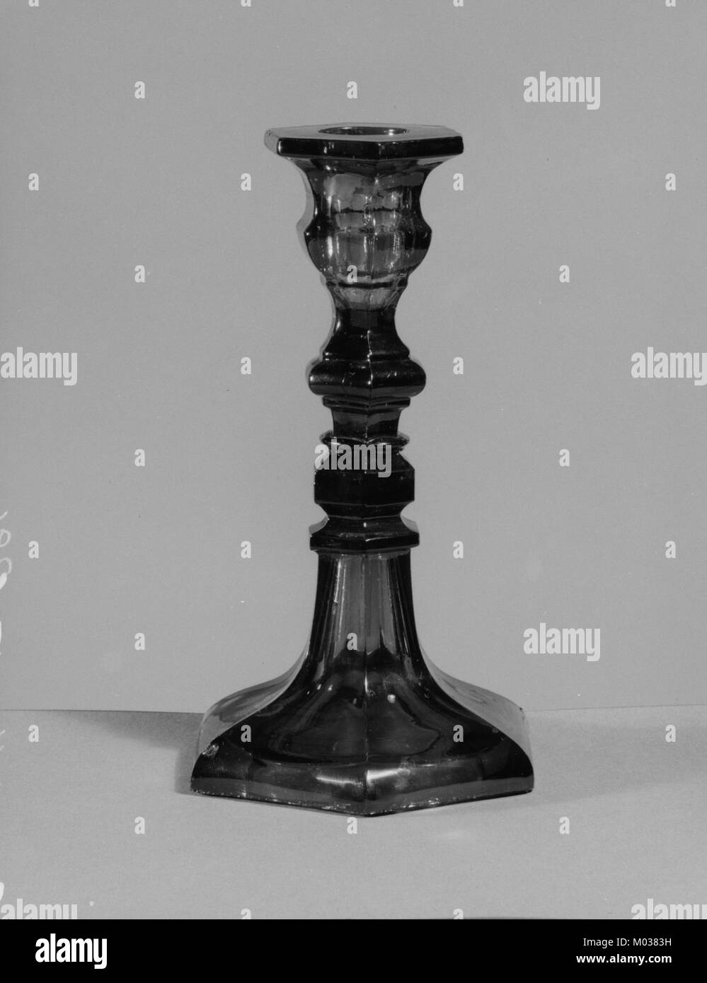 Candelabro, catalogato come MET 174477, esposto al Metropolitan Museum of Art Questo oggetto storico presenta intricati elementi di design ed è stato probabilmente utilizzato in ambienti cerimoniali durante il XVIII secolo. Foto Stock