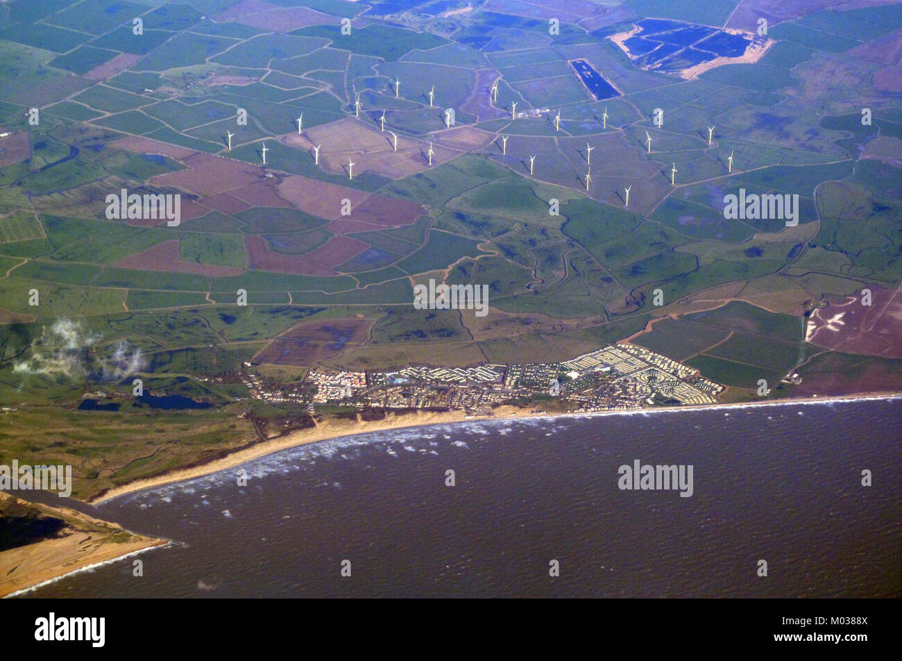 Questa immagine cattura l'area di Camber nell'East Sussex, Inghilterra, accanto alla Little Cheyne Court Wind Farm. Il parco eolico è un'importante fonte di energia rinnovabile nella regione, contribuendo agli sforzi energetici sostenibili. La scena evidenzia anche il pittoresco paesaggio dell'East Sussex. Foto Stock