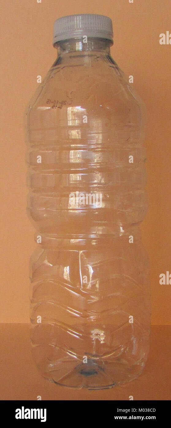 Bottiglia in PET, comunemente utilizzata per il confezionamento di liquidi, realizzata in polietilene tereftalato. Il materiale è noto per la sua resistenza, riciclabilità e utilizzo in un'ampia gamma di prodotti. Foto Stock
