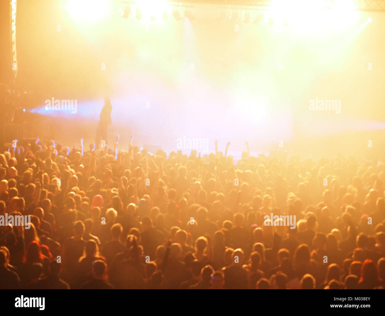 Questa immagine cattura il palco (Bühne) e il pubblico (Publikum) dell'evento Etropolis del 2014, mostrando l'interazione tra artisti e spettatori durante il festival di musica elettronica. Foto Stock