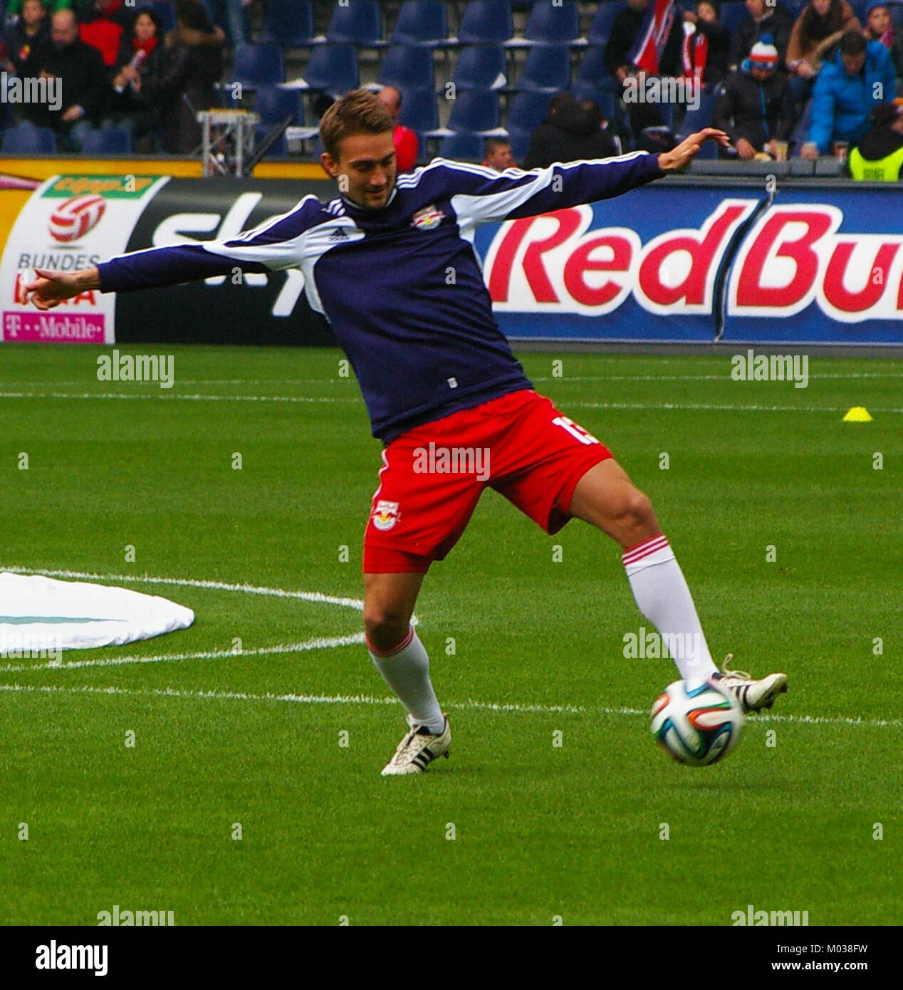Una partita tra il Red Bull Salzburg e l'SK Rapid Wien in Bundesliga. Questo evento rappresenta la feroce competizione tra due delle migliori squadre austriache del campionato nazionale. Foto Stock