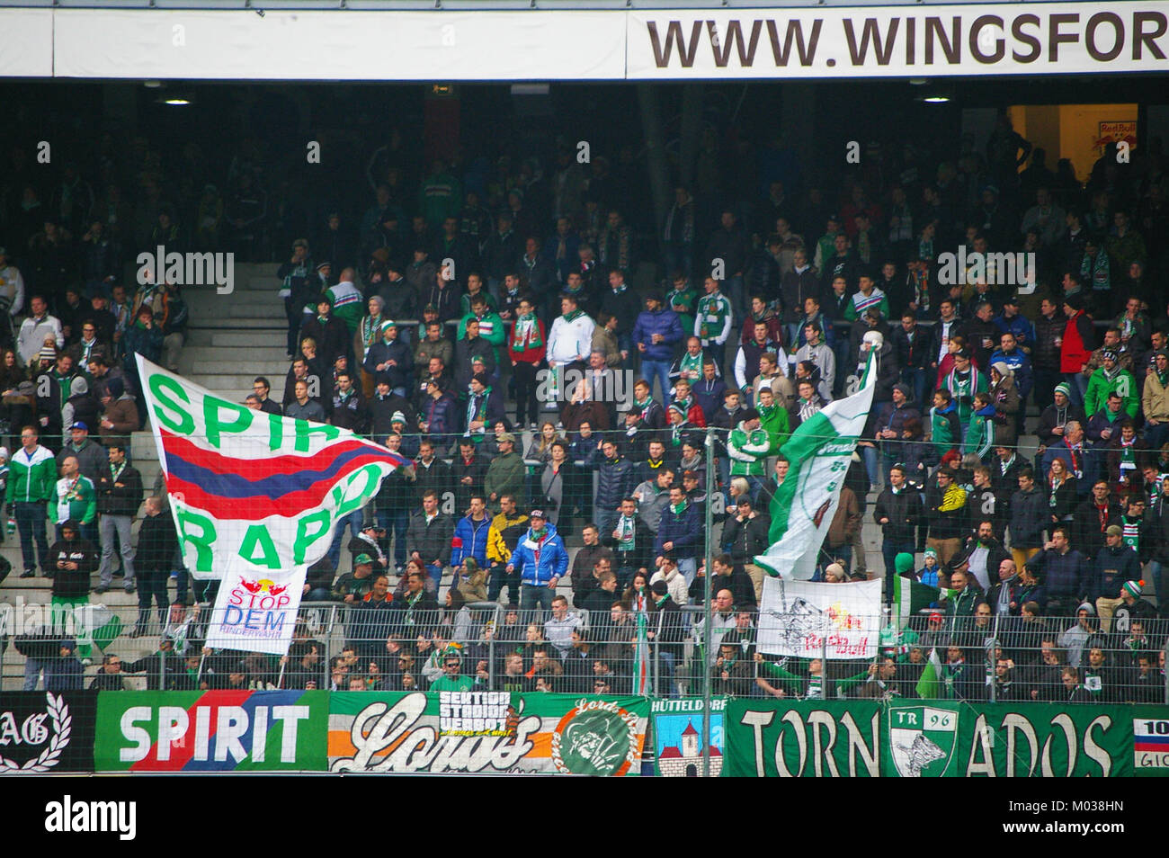 L'FC Red Bull Salzburg affrontò l'SK Rapid Wien in una partita di Bundesliga, mostrando la natura competitiva del calcio austriaco. Questa partita mette in risalto l'emozione e la passione della cultura calcistica austriaca. Foto Stock