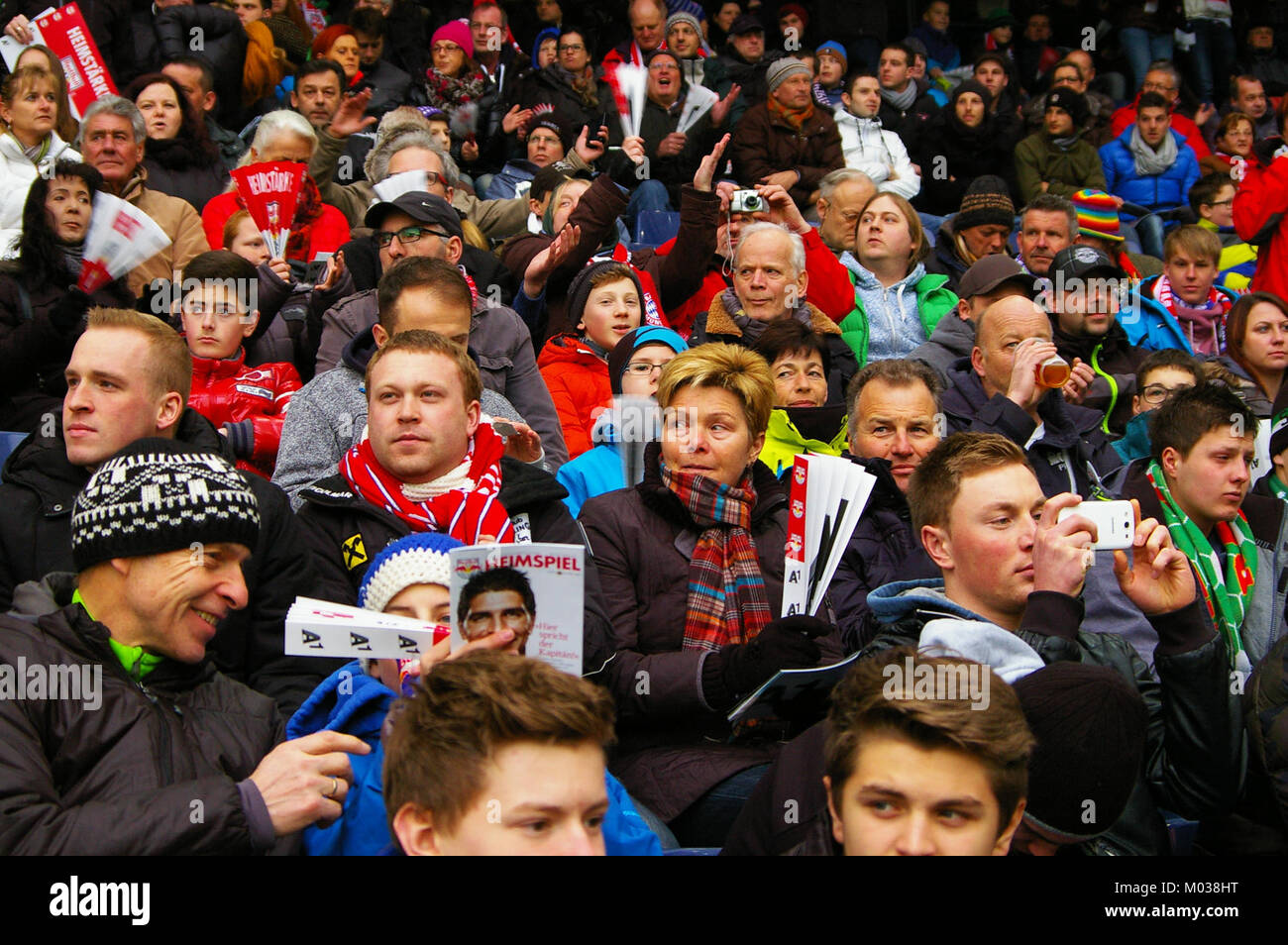 La partita tra il Red Bull Salzburg e l'SK Rapid Wien è un appuntamento chiave della Bundesliga, che mette in mostra un'intensa competizione tra due importanti squadre di calcio austriache. Riflette la passione e la rivalità del calcio austriaco. Foto Stock