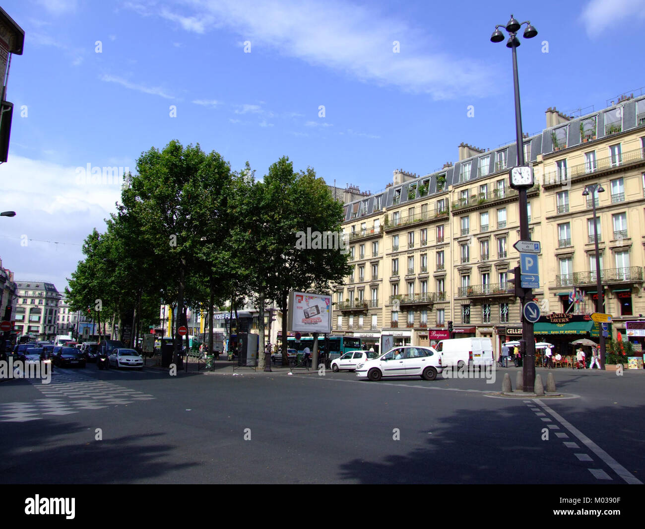 Un'immagine di Boulevard de Clichy a Parigi, Francia, che cattura l'atmosfera vivace di questa famosa via conosciuta per i suoi teatri, cafÃ©s e la vita notturna, che riflette lo spirito vivace del quartiere di Pigalle. Foto Stock