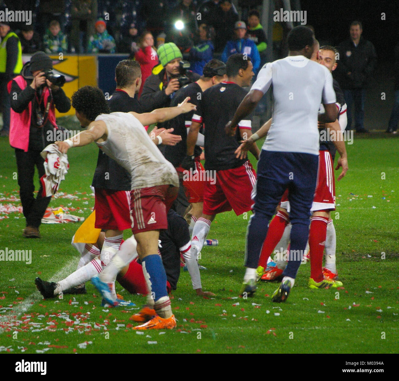 Questa partita tra il Red Bull Salzburg e il Wiener Neustadt in Bundesliga rappresenta la natura competitiva del calcio austriaco. Il gioco mette in evidenza l'azione di gioco tattica, la strategia di squadra e l'intensa rivalità della lega. Foto Stock