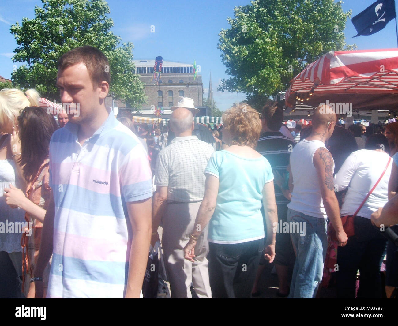 Il Bristol Harbour Festival del 2008 ha presentato il patrimonio marittimo della città e il vivace mercato. L'evento comprendeva spettacoli dal vivo, bancarelle alimentari e arte locale, attirando folle al porto. Foto Stock