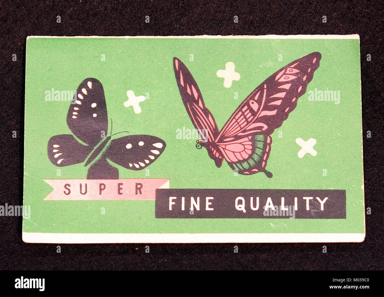 Una fotografia ravvicinata di un libro di aghi a farfalla, che mostra lo strumento medico utilizzato per somministrare iniezioni o prelevare sangue. Il libro degli aghi è progettato per facilitare l'accesso e la conservazione sicura degli aghi. Foto Stock