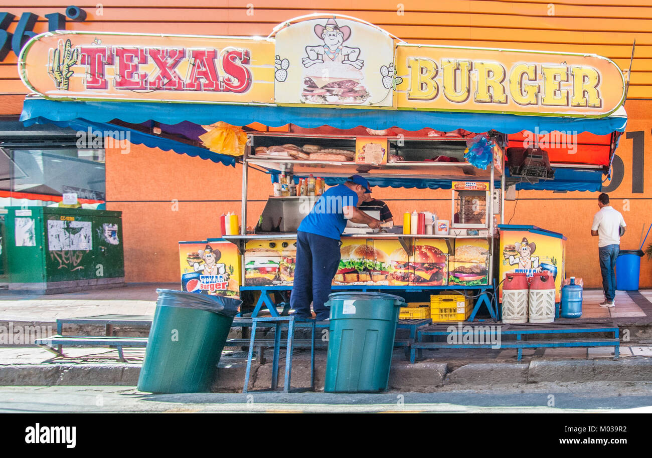 Un fast food hamburger offre piatti veloci, specializzati in hamburger, patatine fritte e altri piatti fast food. Serve come destinazione popolare per pasti veloci. Foto Stock