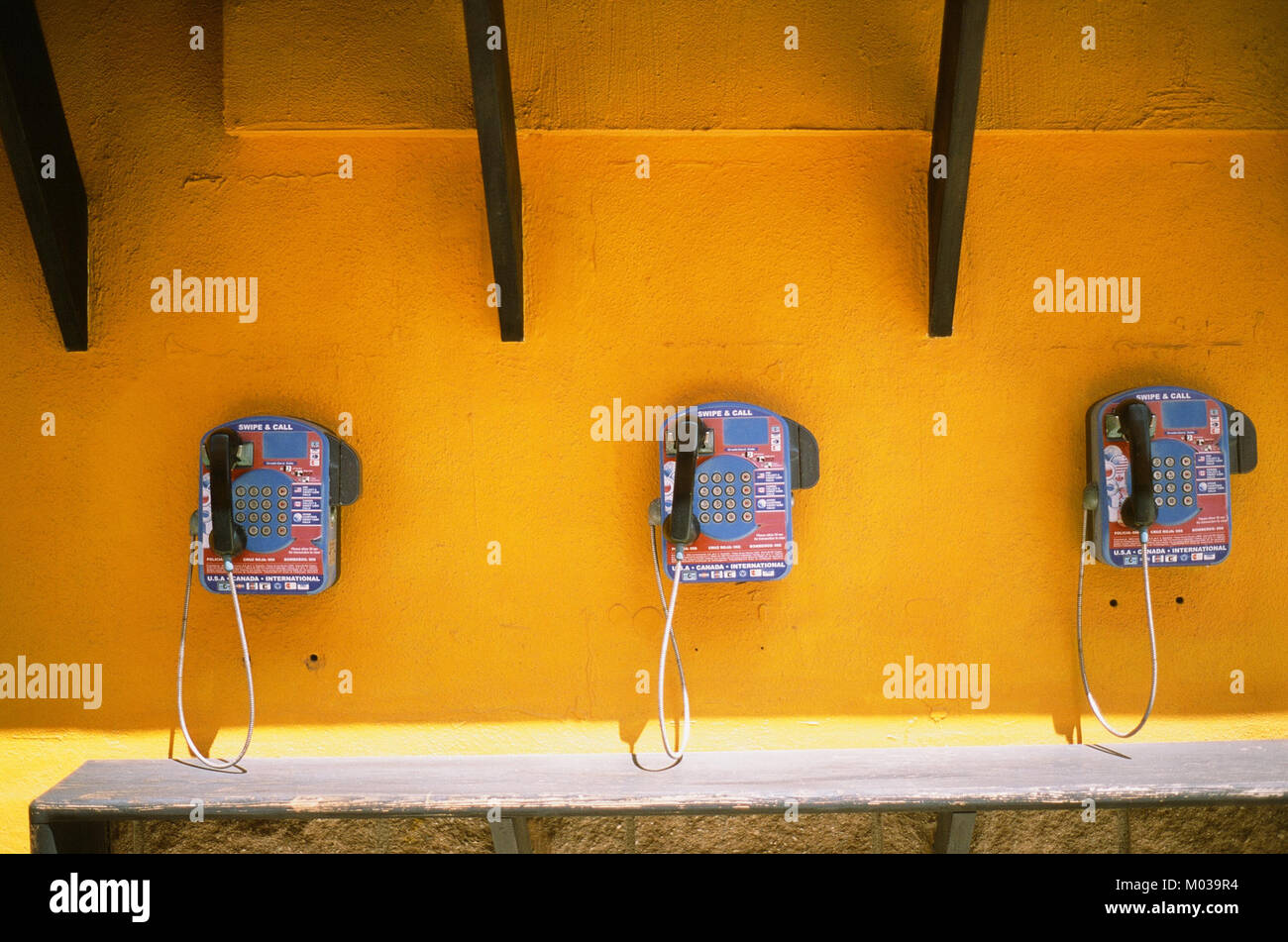 Questa immagine raffigura una cabina telefonica pubblica, uno strumento di comunicazione ampiamente utilizzato negli spazi pubblici per effettuare chiamate telefoniche. Queste scatole sono diventate simboli iconici della storia delle telecomunicazioni e ora sono considerate oggetti d'epoca o storici. Foto Stock