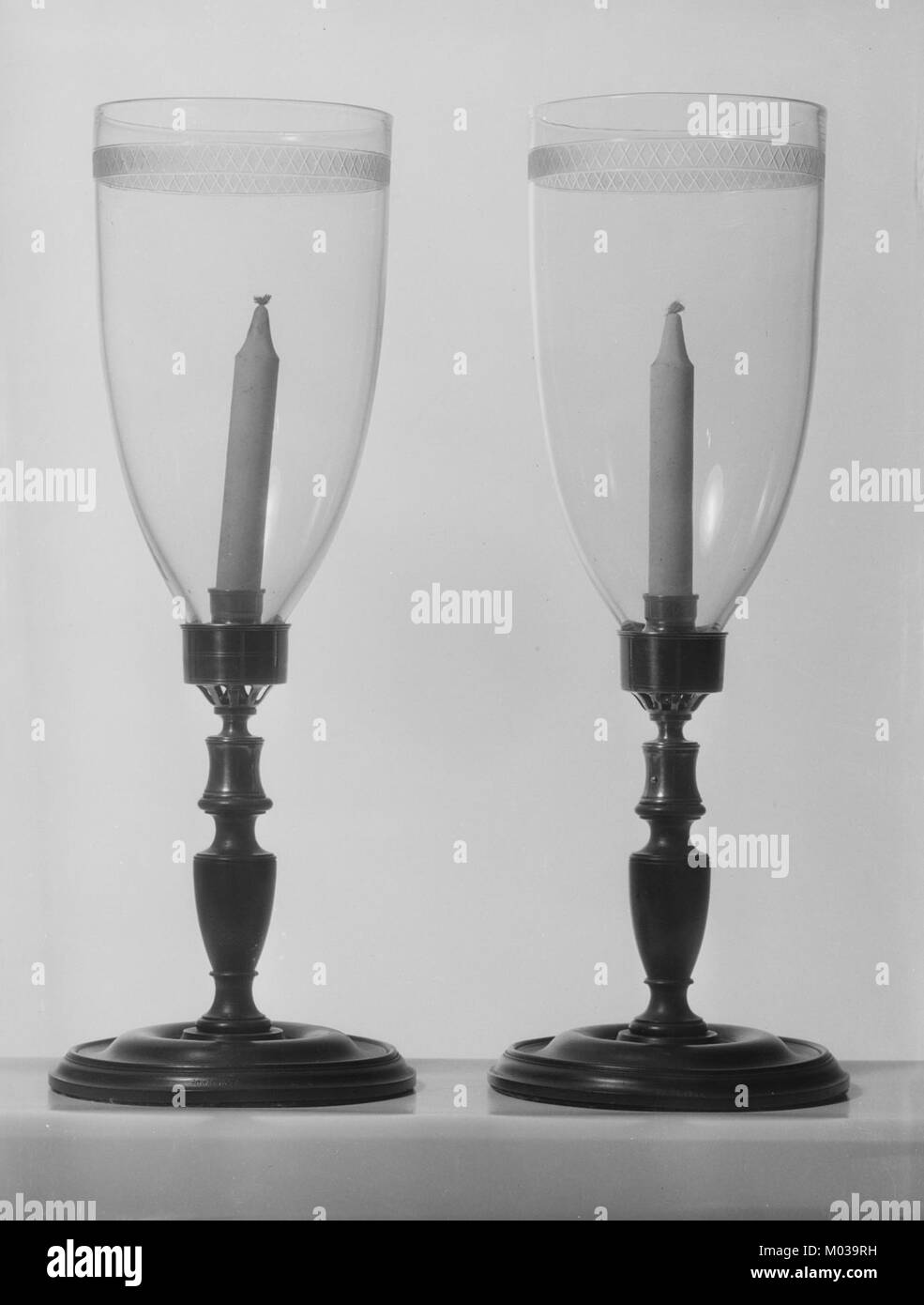 Candlestick and Shade, parte della collezione MET, incarna l'artigianato e il design del periodo, mettendo in risalto elementi artistici e decorativi. Foto Stock