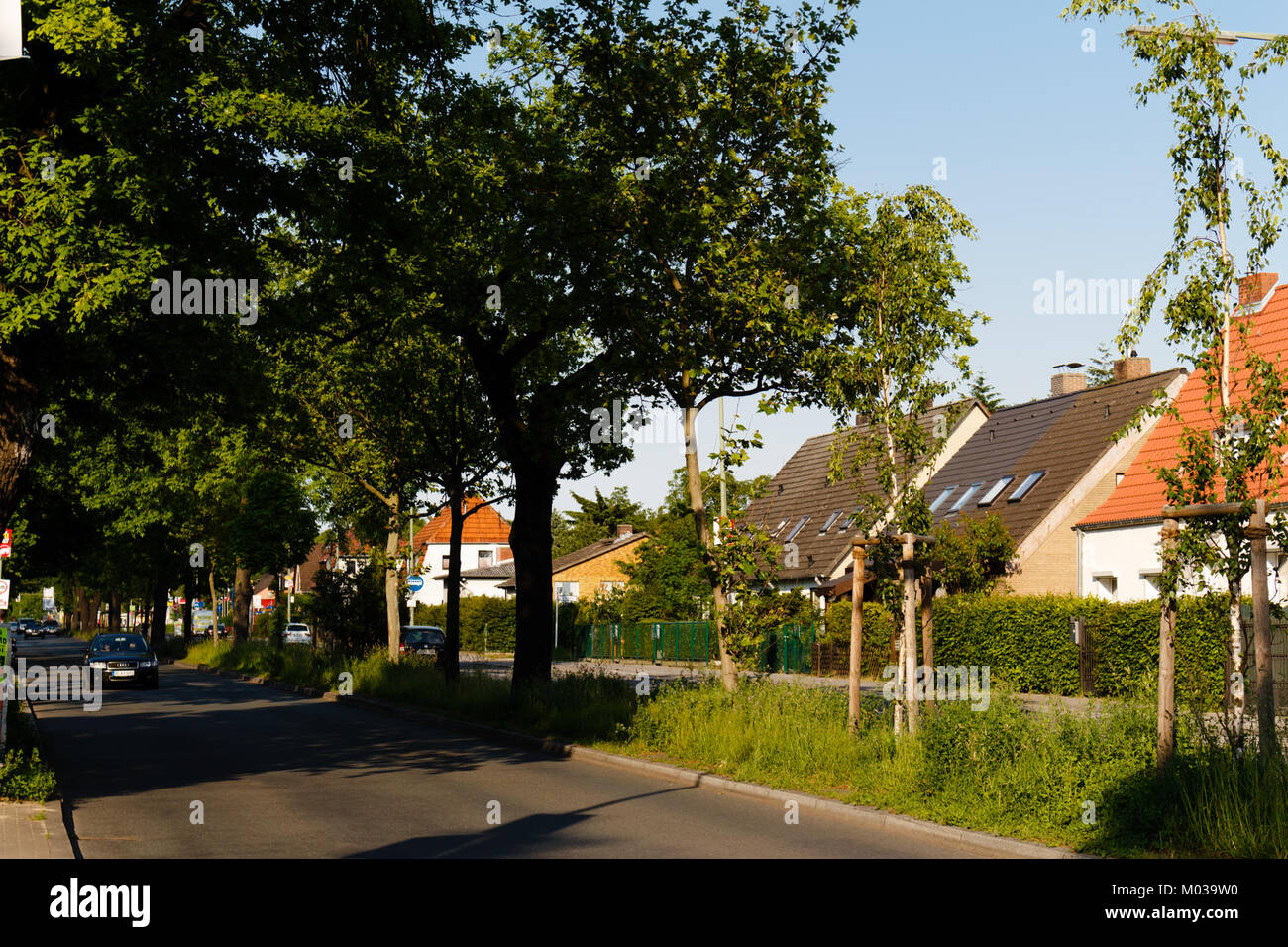 Fotografia scattata il 20 maggio 2014 di Buckower Chaussee, una strada principale di Berlino, Germania. Questa immagine cattura il paesaggio urbano e le condizioni del traffico tipiche dell'area. Foto Stock