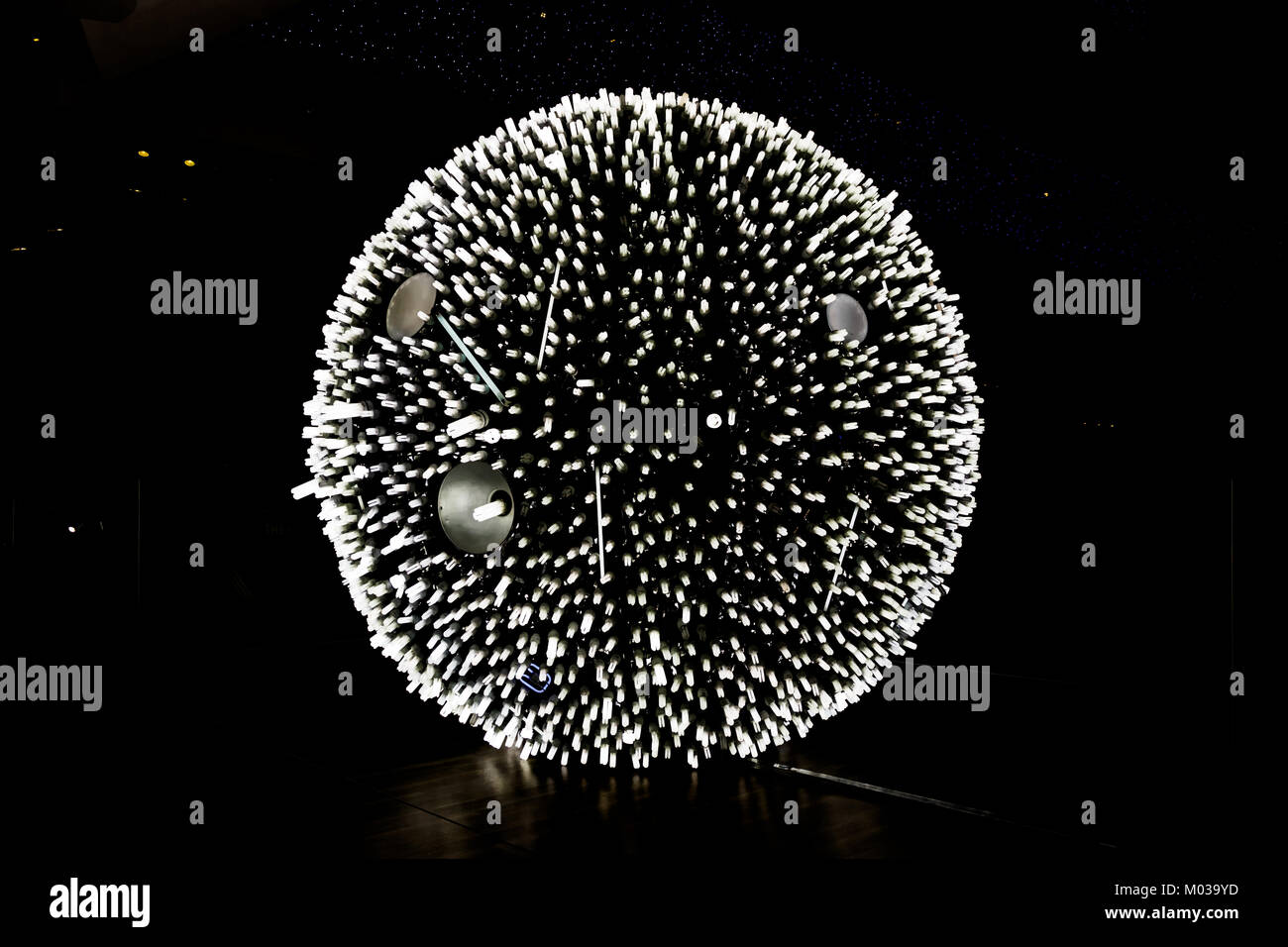 Luna artificiale, un impianto di illuminazione costruito da un migliaio di efficienza energetica delle lampadine fluorescenti. Progettato da artista Yuyang Wang. Foto Stock