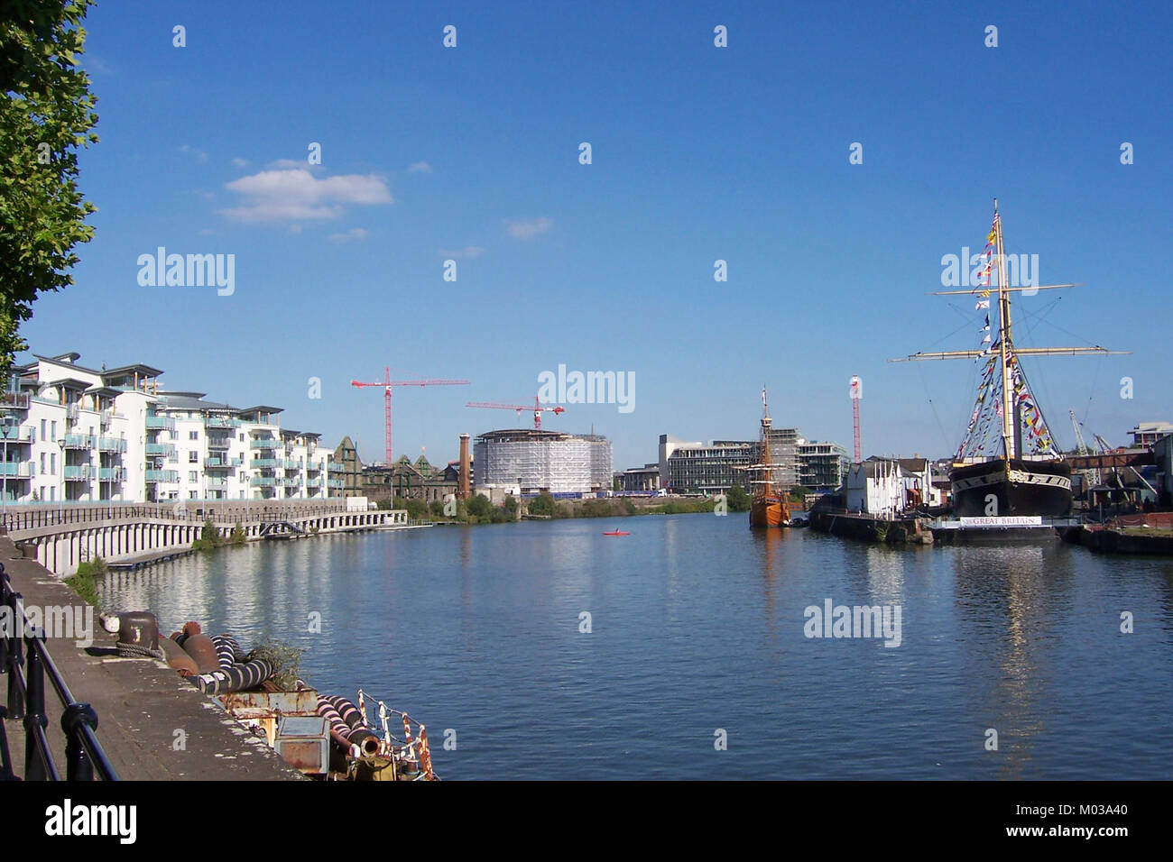 L'immagine o il riferimento "Bristol (38234970396)" si riferisce a una rappresentazione o registrazione specifica relativa a Bristol, che potrebbe catturare un punto di riferimento, un evento o un aspetto chiave della città. Il contesto esatto o il significato del riferimento non è chiaro. Foto Stock