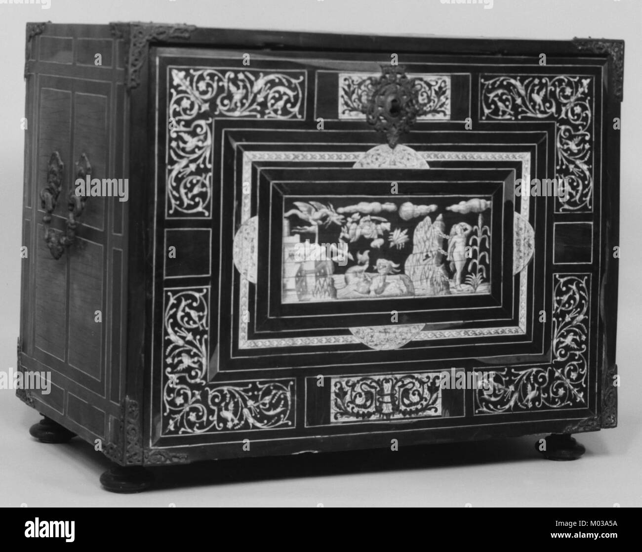 Questo armadietto storico, parte della collezione MET, presenta un'intricata maestria artigianale e un design tipico del periodo. Riflette l'arte e l'artigianato del suo tempo, mettendo in mostra raffinati elementi di lavorazione del legno e decorativi. Foto Stock