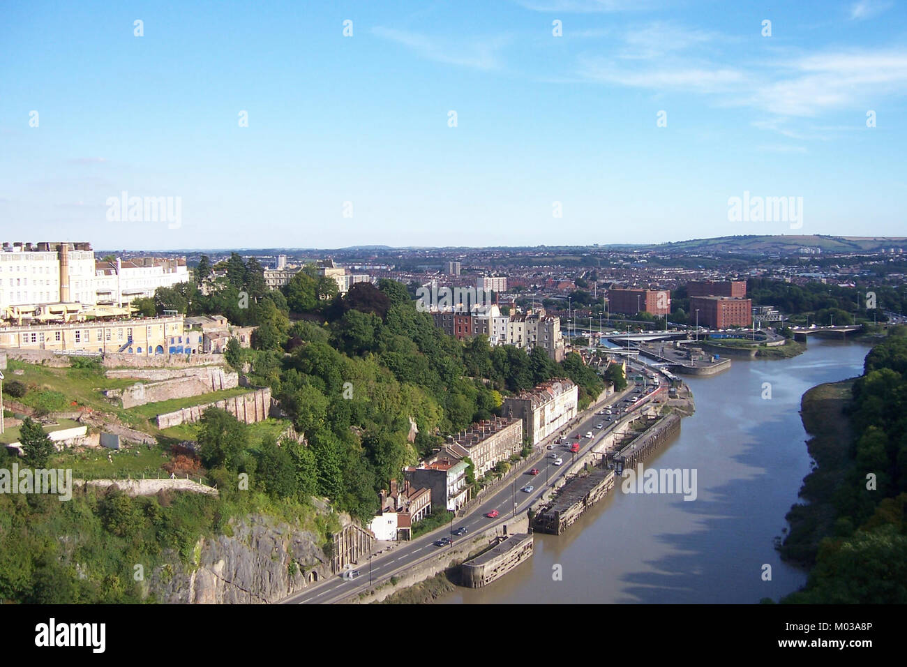 Questa fotografia cattura una vista di Bristol, una città in Inghilterra, che mostra il suo paesaggio urbano e i suoi luoghi di interesse. Foto Stock