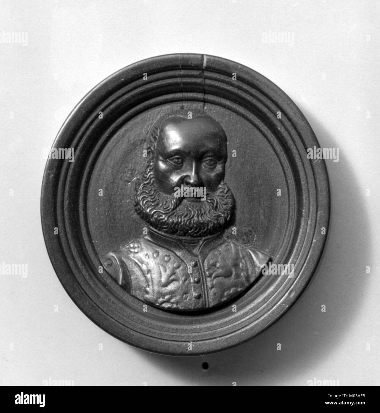 Il busto di un uomo, ospitato nel Metropolitan Museum of Art, è una scultura classica che rappresenta una figura maschile. Questo pezzo è notevole per la sua rappresentazione dettagliata delle caratteristiche facciali e il suo riflesso di antiche tecniche scultoree nell'arte greco-romana. Foto Stock