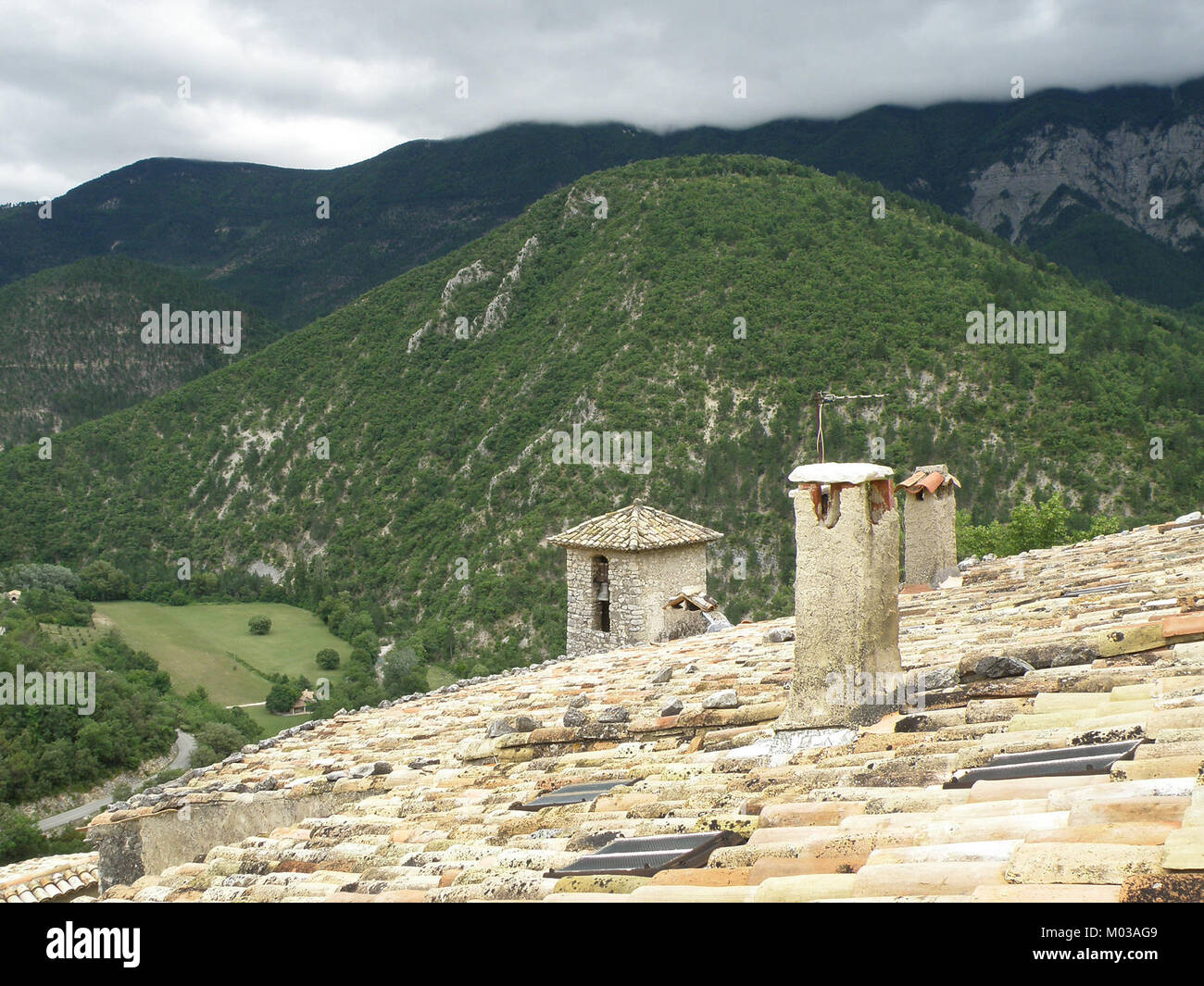 Brantes Vieux Bourg è un villaggio storico situato nella regione francese della Provenza, noto per la sua pittoresca città vecchia, le strade acciottolate e l'architettura tradizionale. Questa immagine cattura il fascino e il significato storico del villaggio. Foto Stock