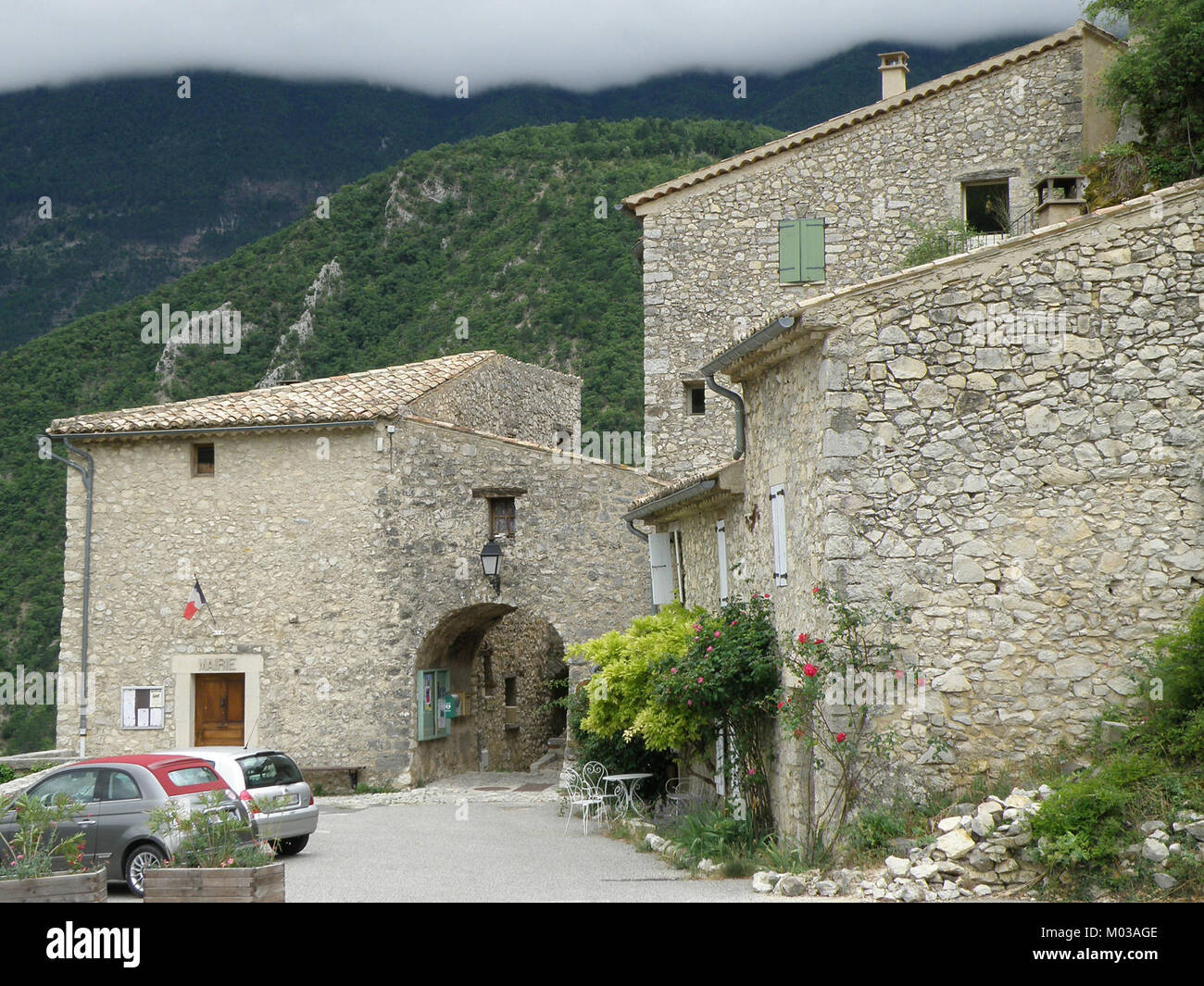 Brantes Vieux Bourg è un villaggio storico situato nella regione francese della Provenza. Conosciuto per la sua affascinante architettura tradizionale, il villaggio presenta stradine strette, case in pietra e vedute panoramiche della campagna circostante. Foto Stock