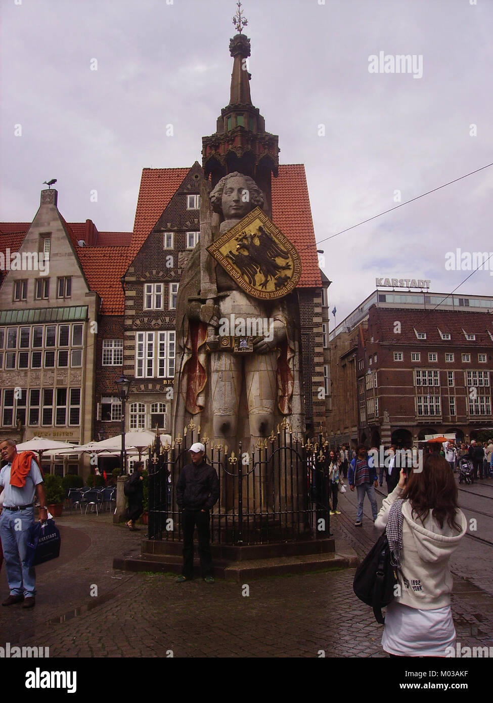 La statua di Roland a Brema, in Germania, è un simbolo di libertà civica e risale al XV secolo. Si trova nella piazza centrale della città, segnando l'importanza di Bremenâ per il commercio e il diritto. Foto Stock