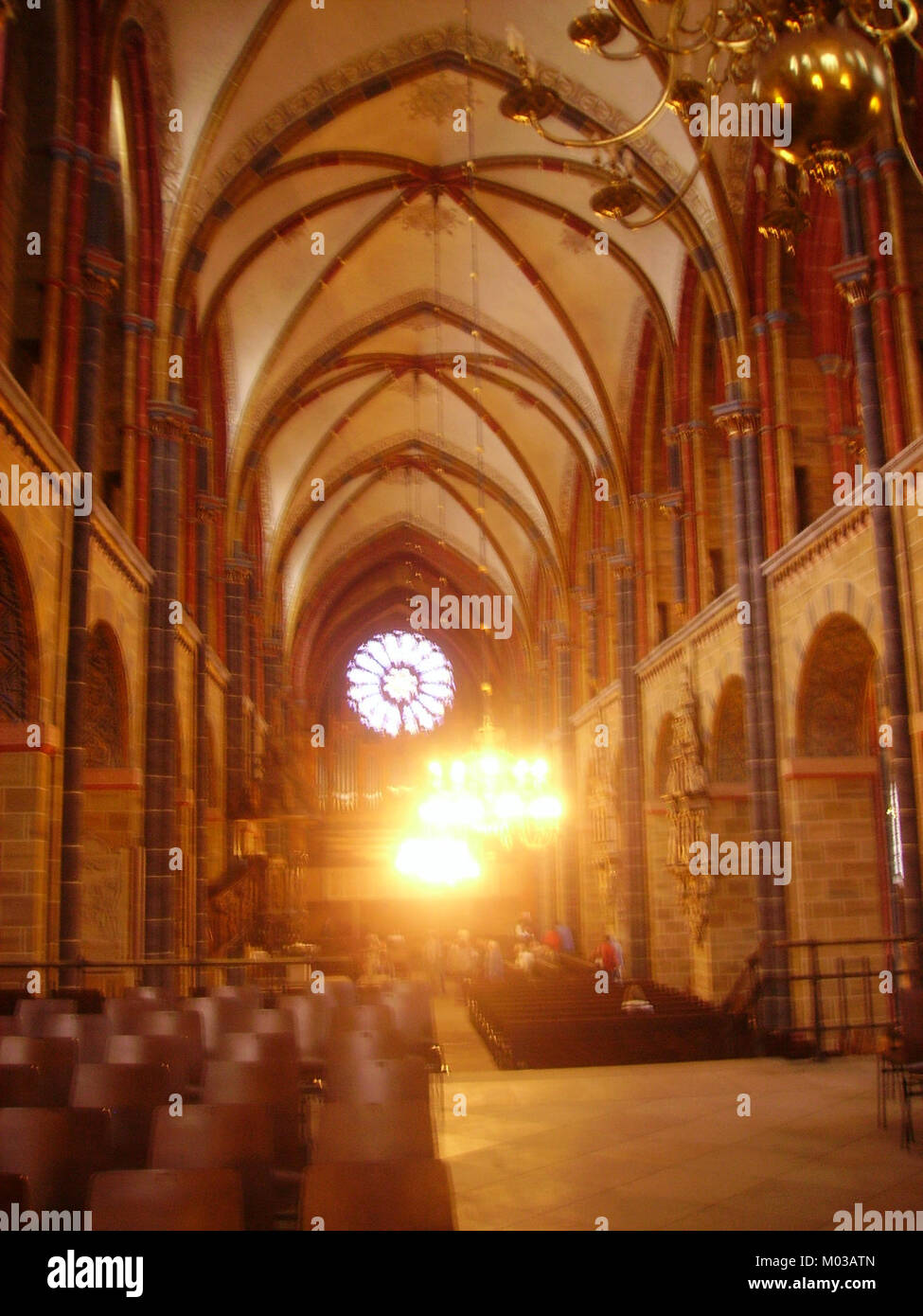 La cattedrale di Brema (St. Petri) in Germania, conosciuta per la sua architettura gotica, presenta un impressionante design degli interni, tra cui vetrate colorate e opere d'arte religiose. La cattedrale è un punto di riferimento fondamentale a Brema. Foto Stock