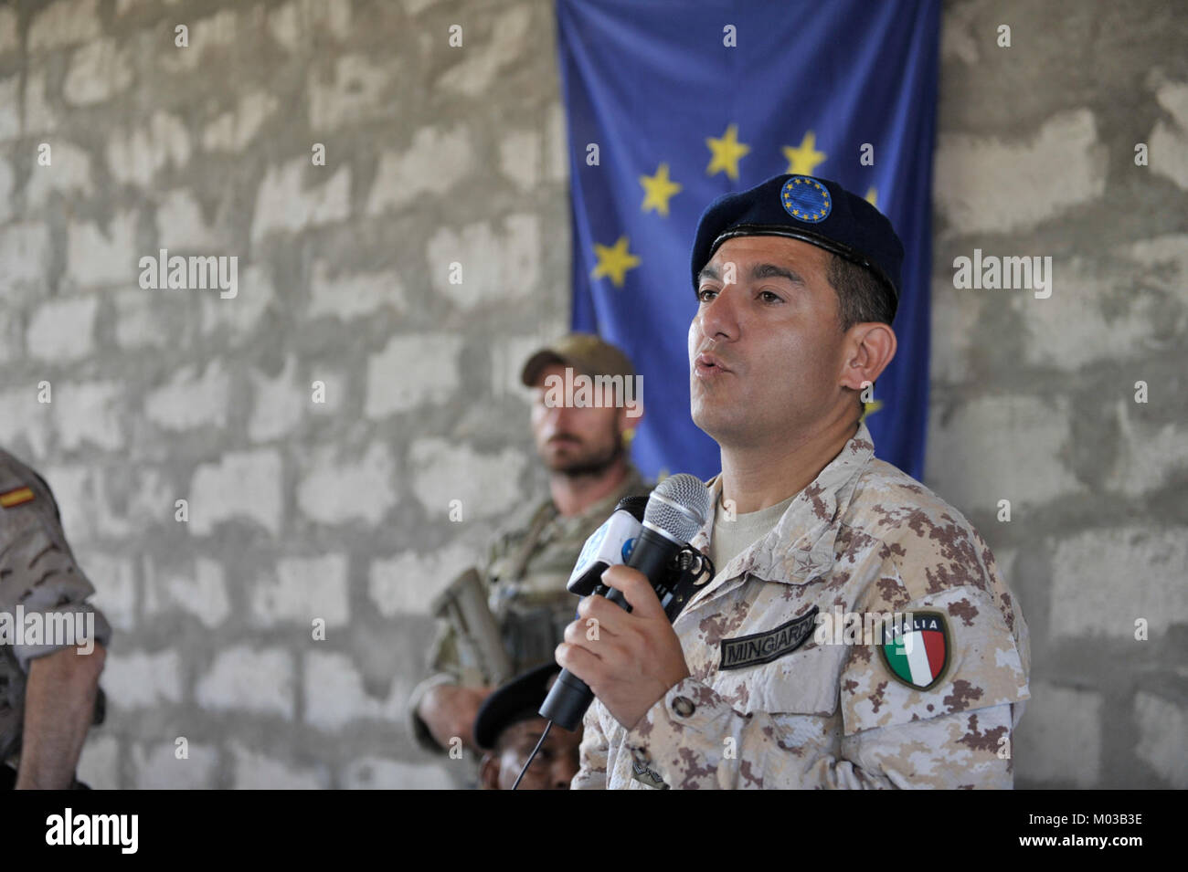 Il generale di brigata massimo Mingiardi si rivolge ai laureati del corso di aggiornamento dell'Esercito Nazionale somalo presso il campo di Jazeera a Mogadiscio, Somalia, il 31 luglio, mettendo in evidenza l'addestramento militare e gli sforzi di sicurezza regionale. Foto Stock