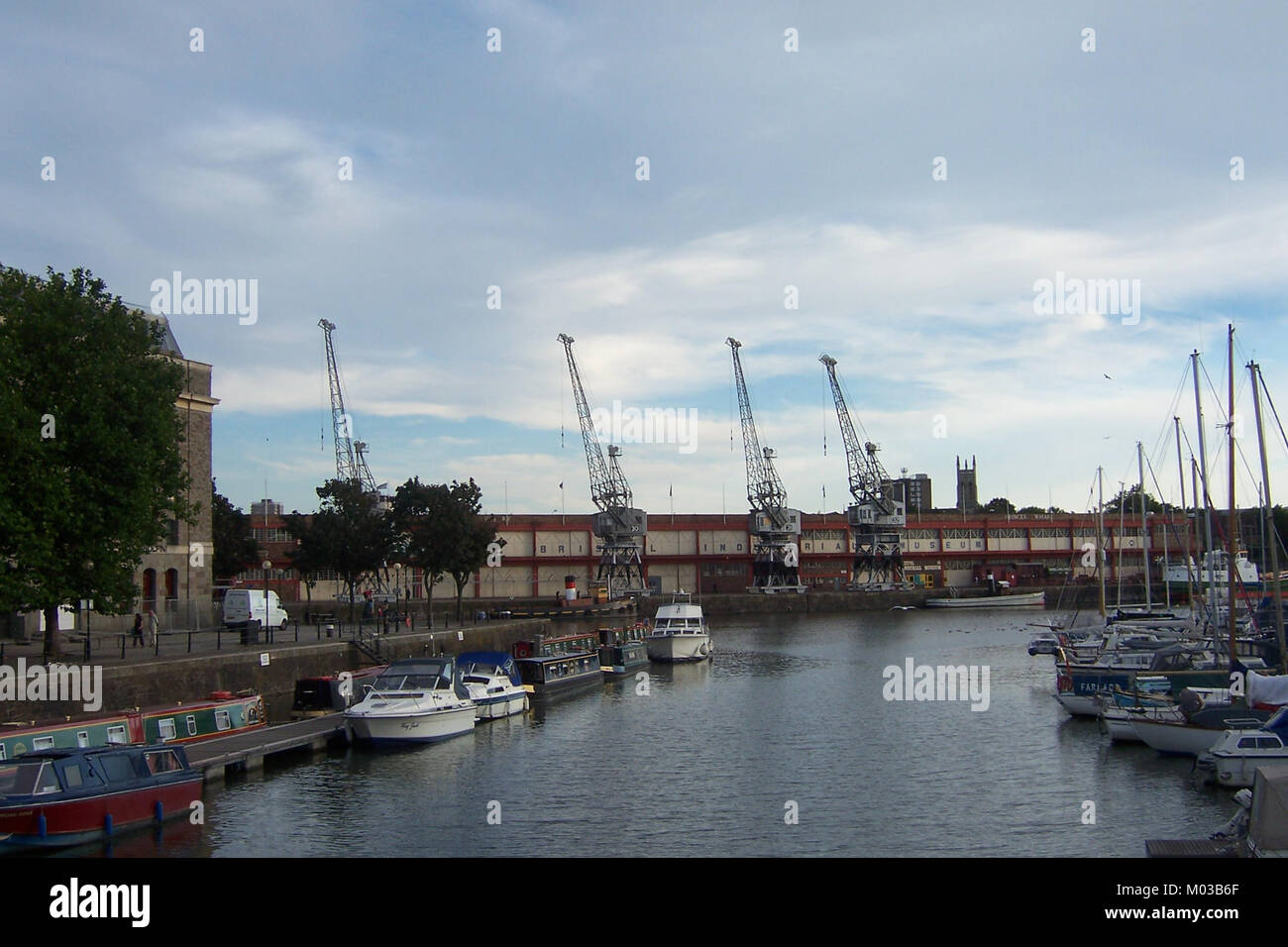 Una fotografia di Bristol, una città storica del Regno Unito. L'immagine mostra l'architettura distintiva della città, la vivace vita cittadina e i suoi monumenti importanti, che riflettono la ricca storia della città e l'atmosfera moderna. Foto Stock