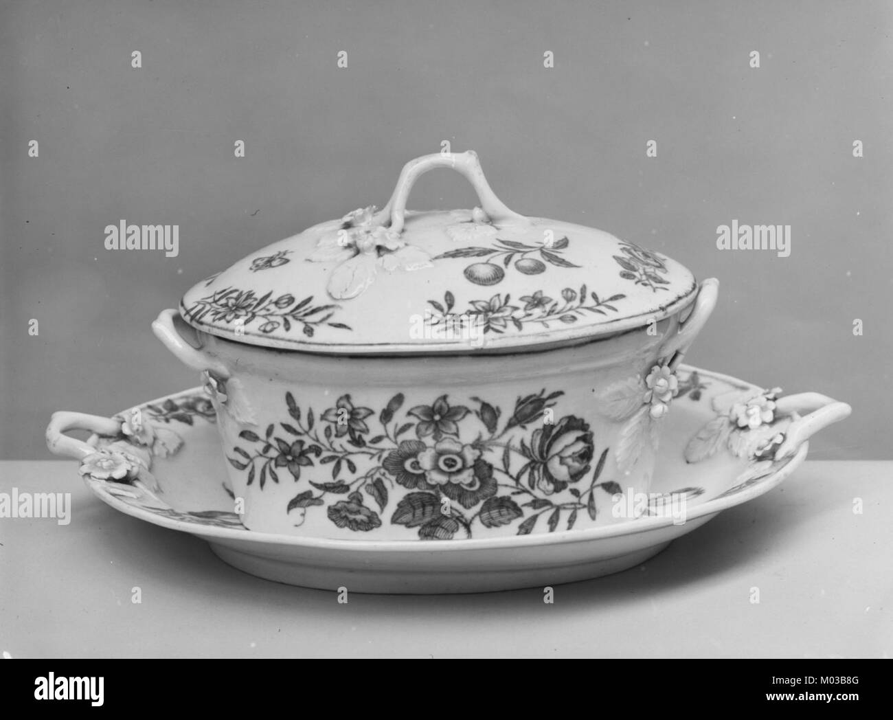 Questo piatto di burro con coperchio e piedistallo, parte della collezione MET, mette in mostra la raffinata artigianalità e il design tipici del periodo. Riflette le arti decorative da una prospettiva storica. Foto Stock Questo piatto di burro con coperchio e piedistallo, parte della collezione MET, mette in mostra la raffinata artigianalità e il design tipici del periodo. Riflette le arti decorative da una prospettiva storica. Foto Stock