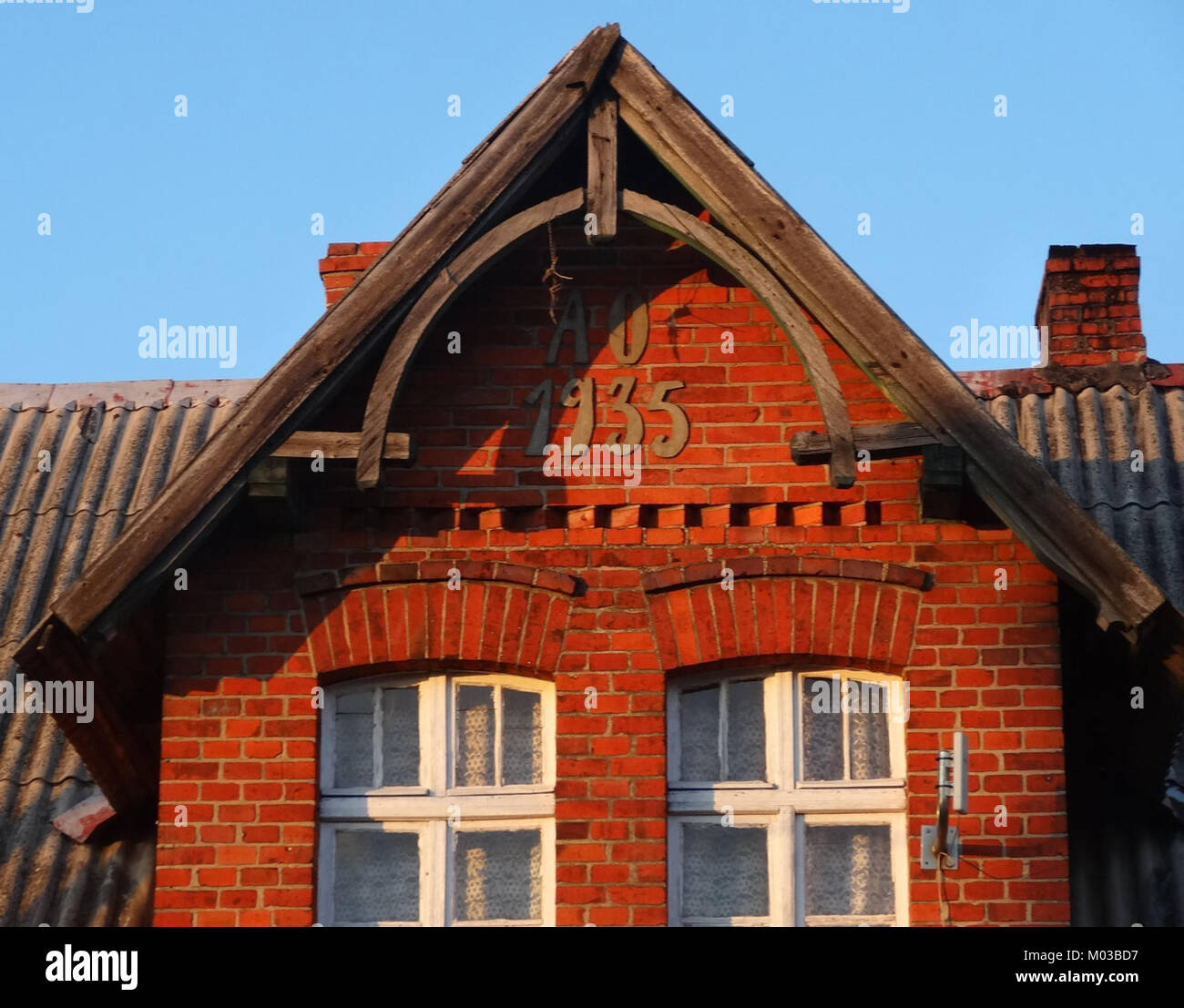 Questa fotografia cattura l'edificio di Brzoza Bydgoska 8, scattato nel 2014. Offre uno sguardo sullo stile architettonico polacco all'inizio del XXI secolo. Foto Stock
