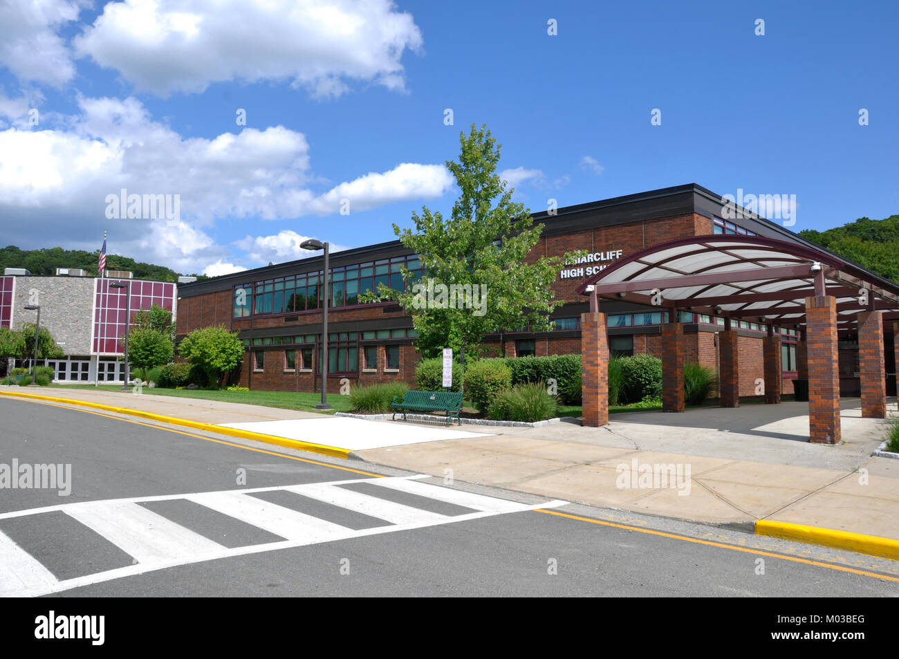 La Briarcliff High School è un'istituzione educativa nota per il suo impegno verso l'eccellenza accademica e lo sviluppo degli studenti. Situato a Briarcliff Manor, New York, è una parte fondamentale della comunità locale e offre vari programmi educativi e attività extracurricolari. Foto Stock
