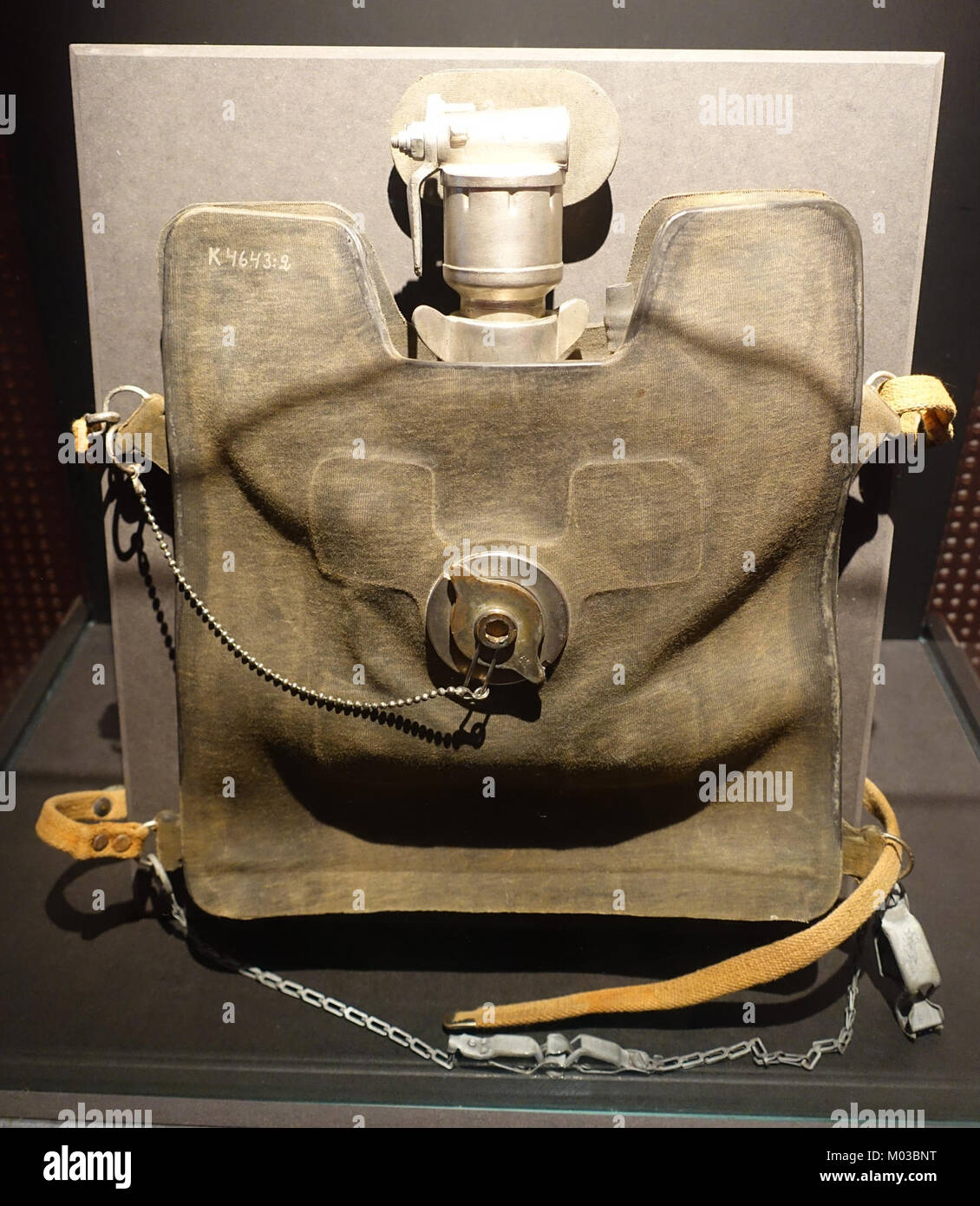 Il respiratore M-1940 Momsen, esposto al Marinmuseum di Karlskrona, Svezia, è stato utilizzato per i soccorsi sottomarini. Sviluppato durante la seconda guerra mondiale, questo dispositivo ha contribuito a salvare vite umane fornendo ossigeno ai membri dell'equipaggio dei sottomarini in difficoltà, giocando un ruolo chiave nelle operazioni di salvataggio marittimo. Foto Stock
