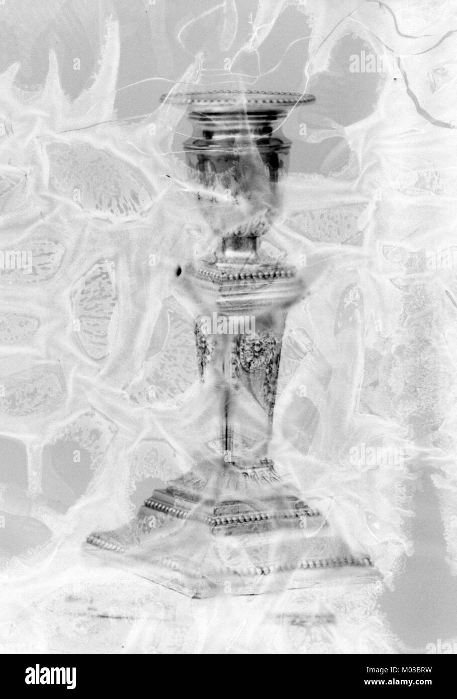 Il candelabro MET 902997 è un manufatto ospitato nel Metropolitan Museum of Art Fa parte della collezione del museo, che comprende oggetti provenienti da varie culture e periodi di tempo. Foto Stock
