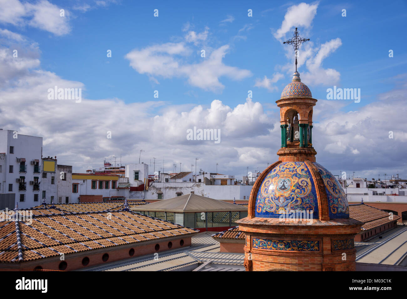 La cupola della cappella El Carmen e i tetti di Siviglia, Spagna Foto Stock